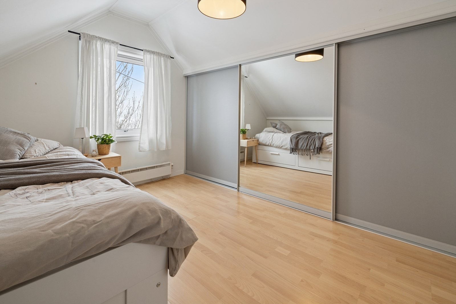 Soverom fem. Galleribilde