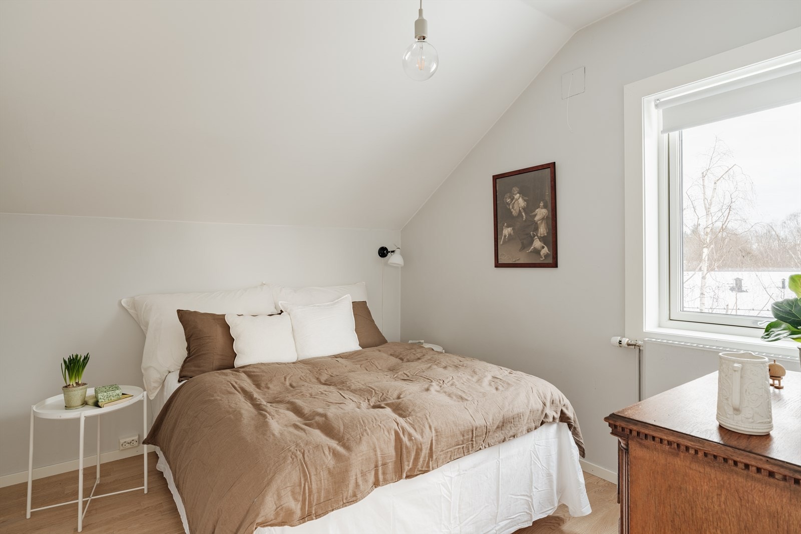 Soverommet er romslig og det er plass til dobbeltseng med tilhørende nattbord Galleribilde