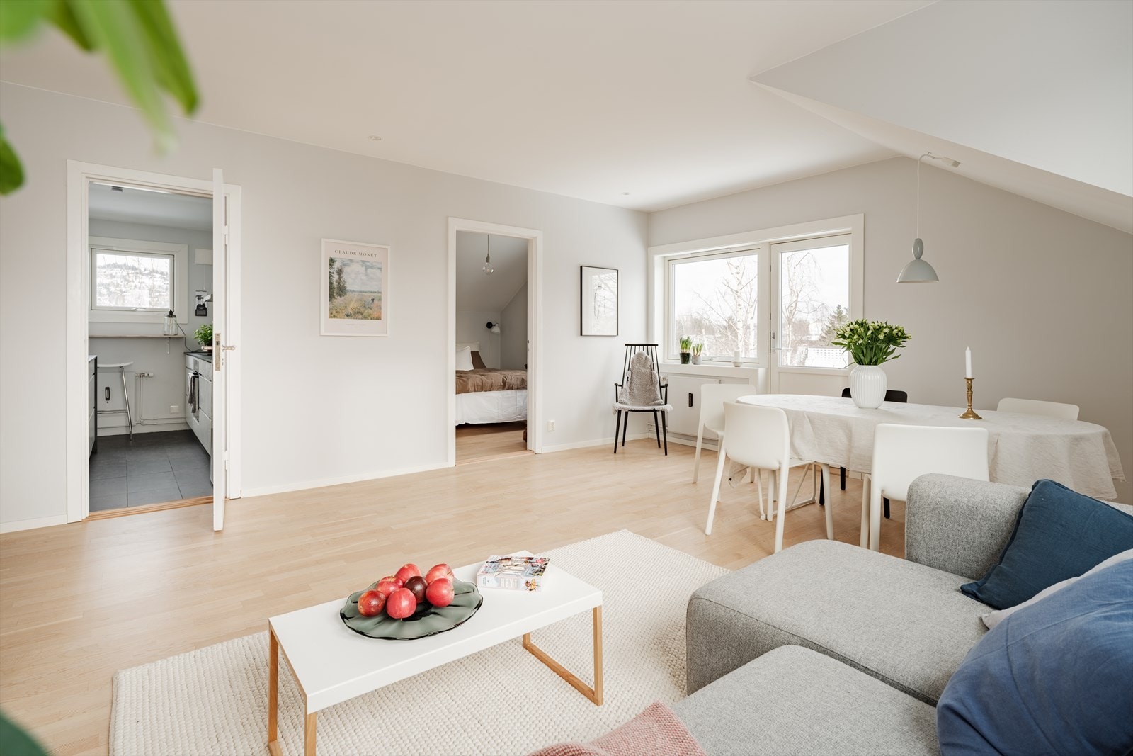 Det er radiatorer med vannbåren varme, plassert i stue, kjøkken og soverom Galleribilde