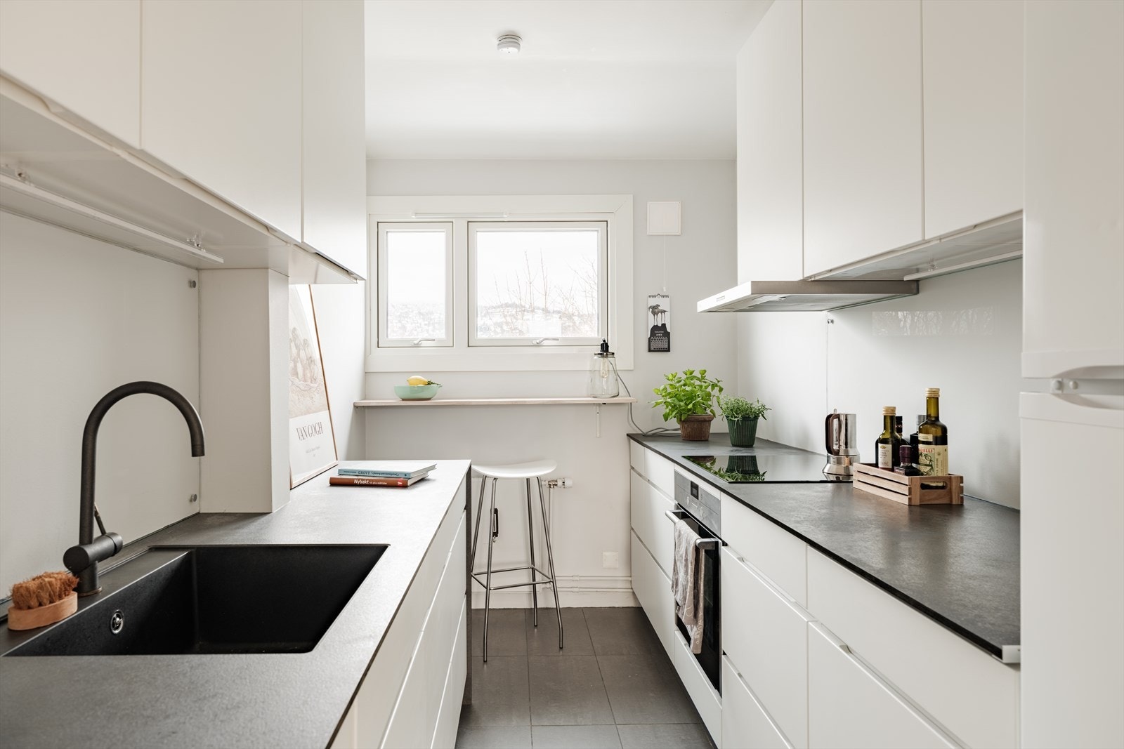 Stilrent kjøkken fra Kvik med profilerte fronter og benkeplate i laminat Galleribilde