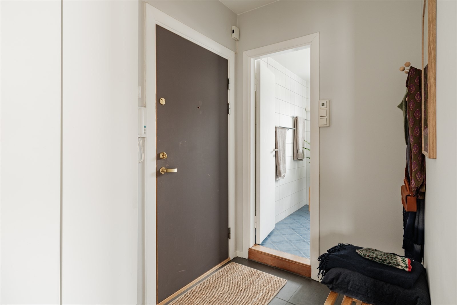 Entréen gir et godt førsteinntrykk med adkomst til boligens øvrige rom. Rommet har flislagt gulv som er både slitesterkt og lettstelt Galleribilde