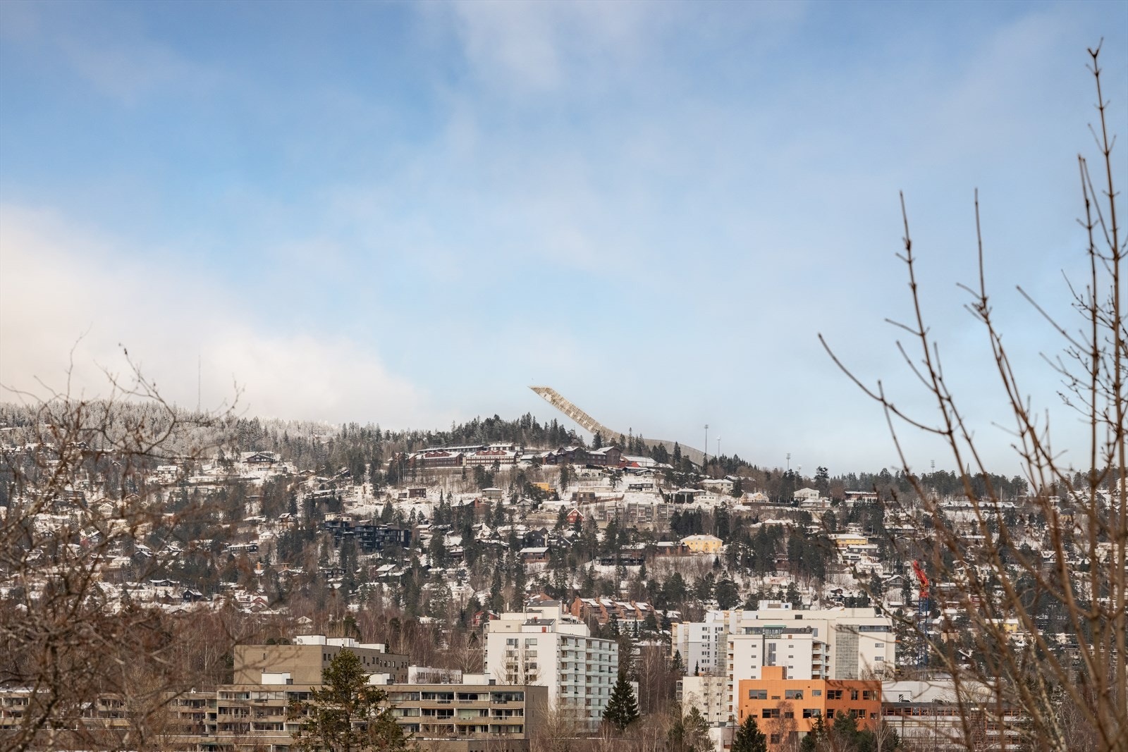 Fantastisk utsikt over nærområdet med bebyggelse og naturskjønne omgivelser Galleribilde