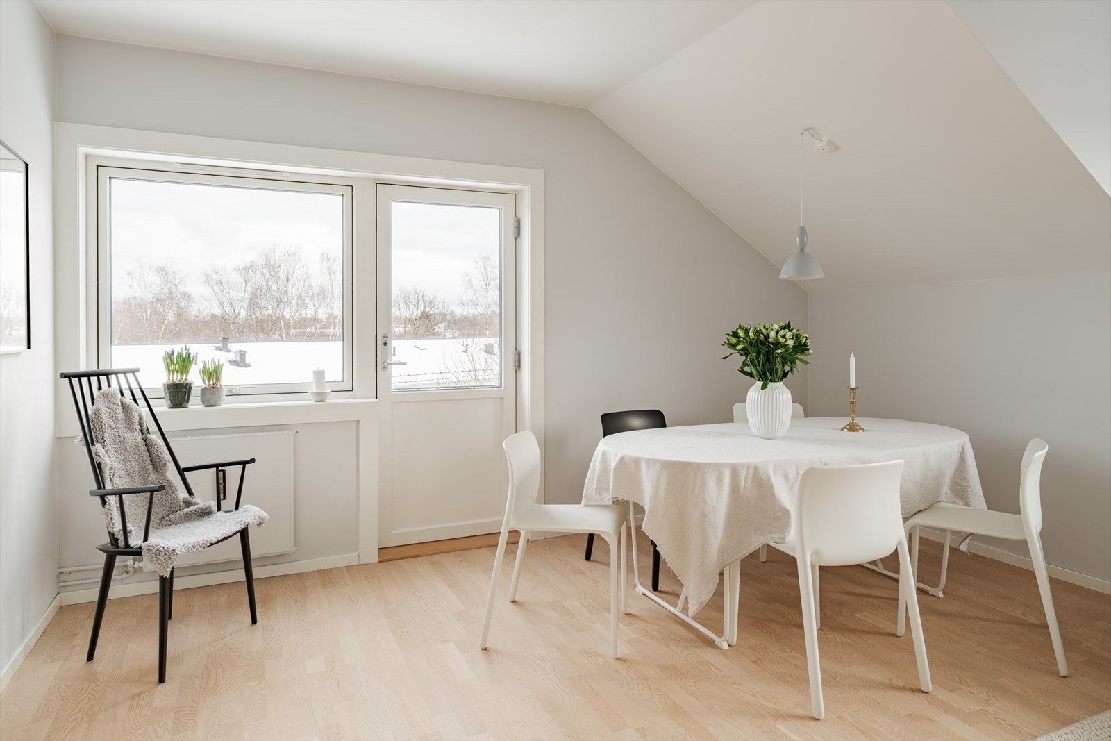 Det er god plass til spisebord og stoler Galleribilde