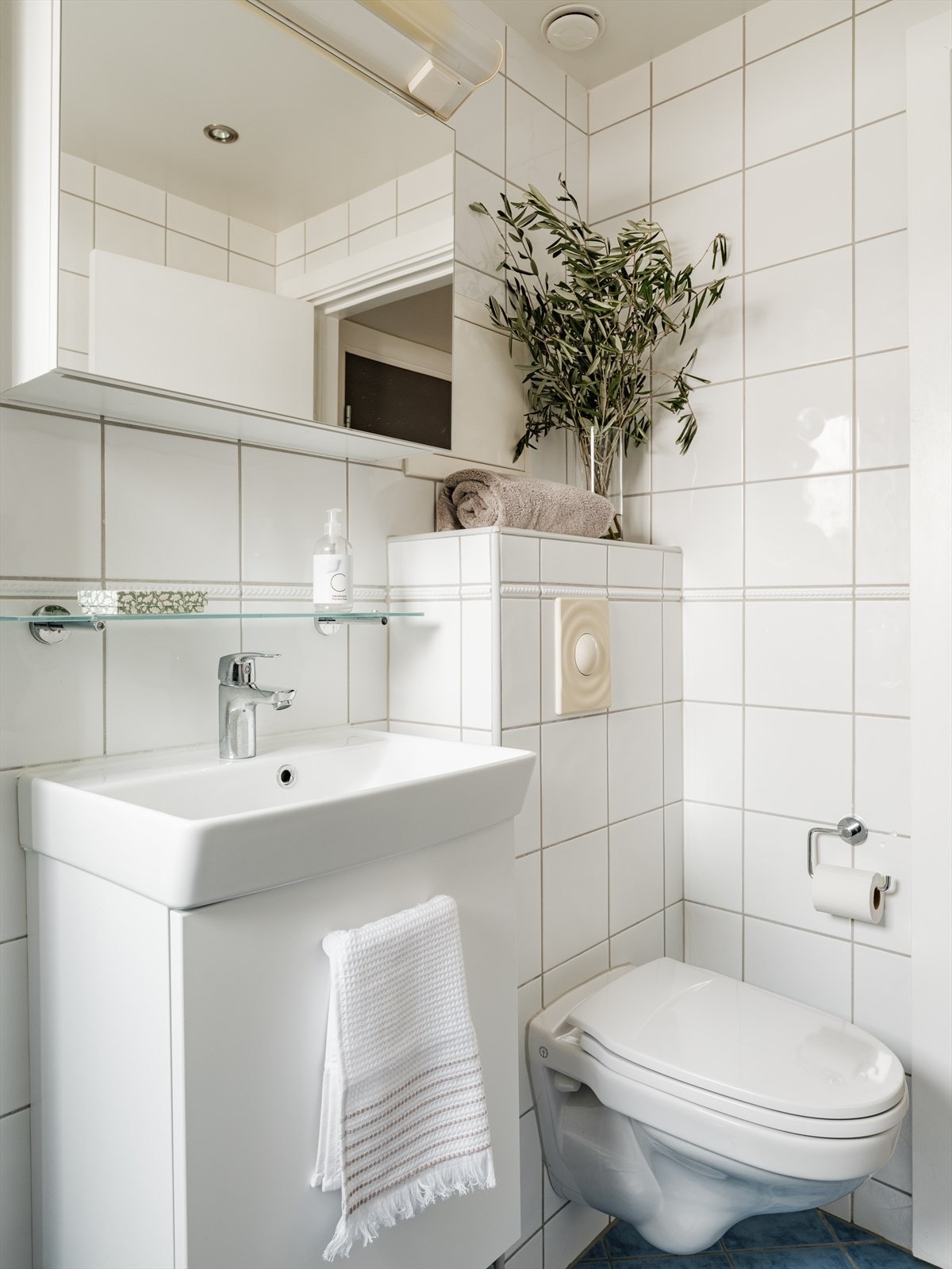 Varmtvann er inkludert i felleskostnadene. Badet har naturlig ventilasjon og innfelte downlights i himling Galleribilde