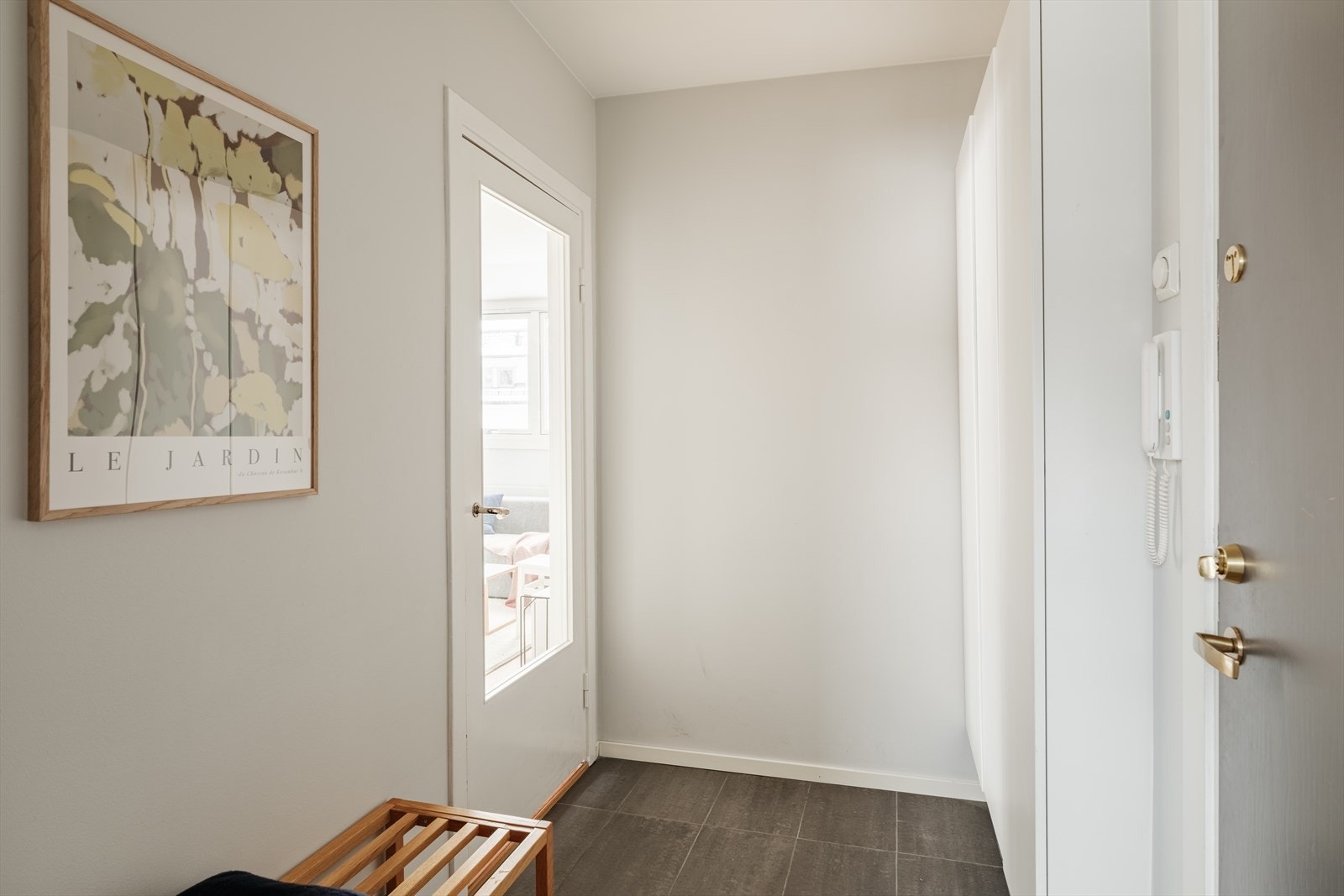 Gode oppbevaringsmuligheter i garderobeskap for yttertøy og sko Galleribilde