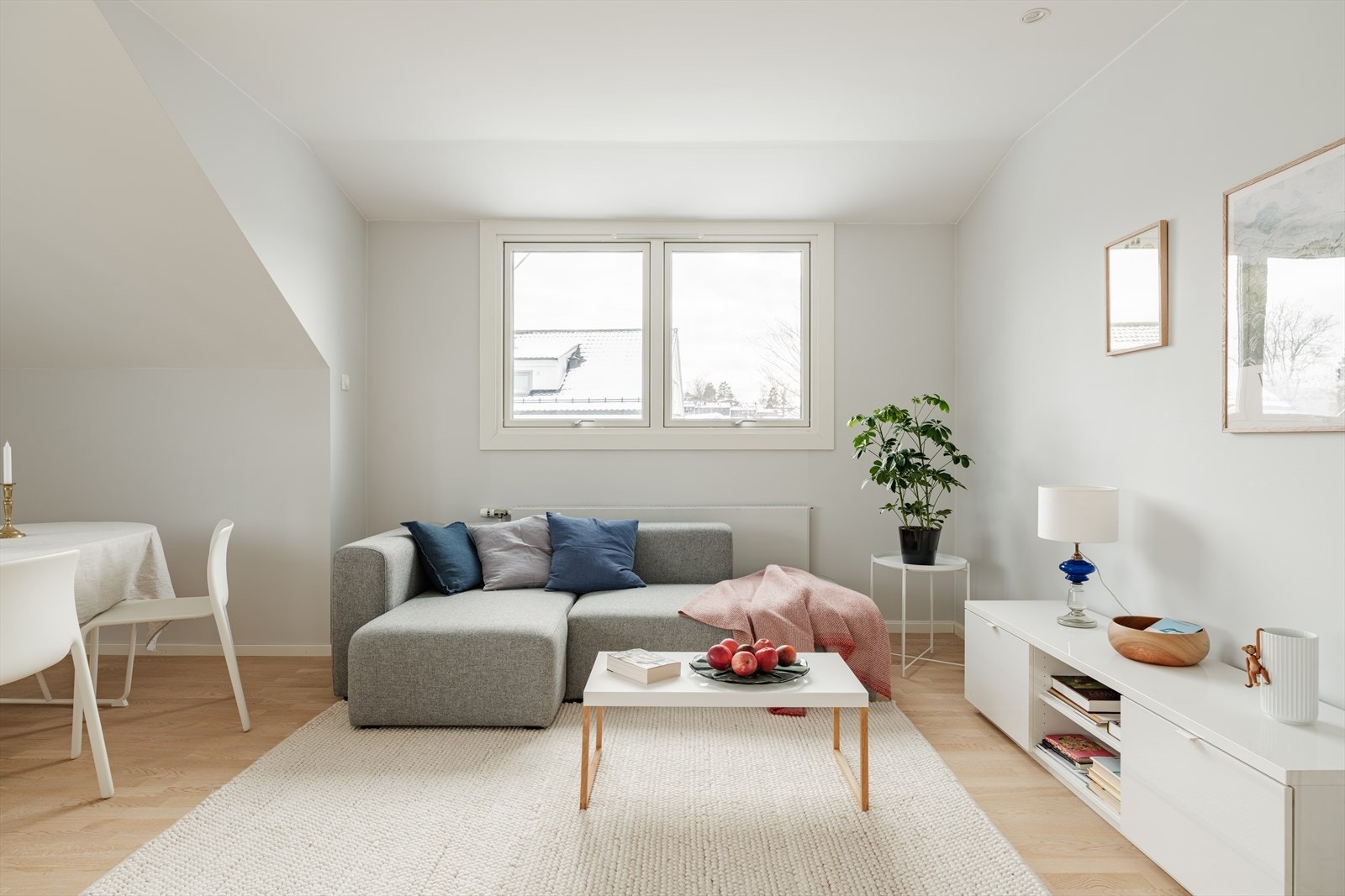 Lys og trivelig stue med store vindusflater og en lun atmosfære Galleribilde