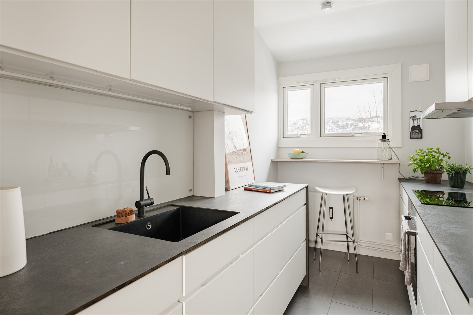 Kjøkkenet har integrerte hvitevarer som oppvaskmaskin, stekeovn, og platetopp Galleribilde