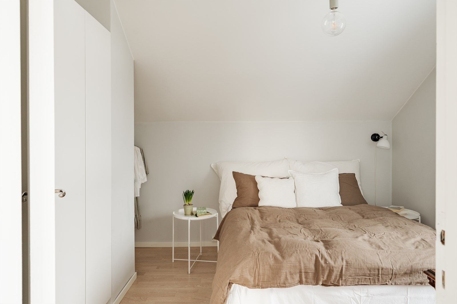 Det er gode oppbevaringsmuligheter i garderobeskap til klær og sko Galleribilde