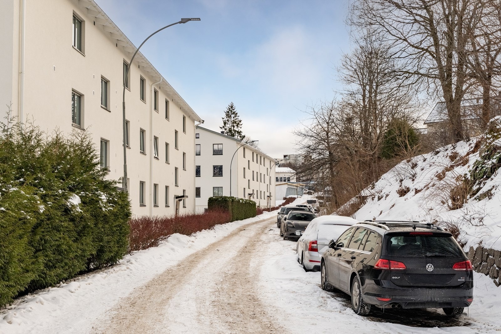 Det er gateparkering langs Porfyrveien. Sameiet har 3 felles elbil-ladere som kan benyttes av alle Galleribilde