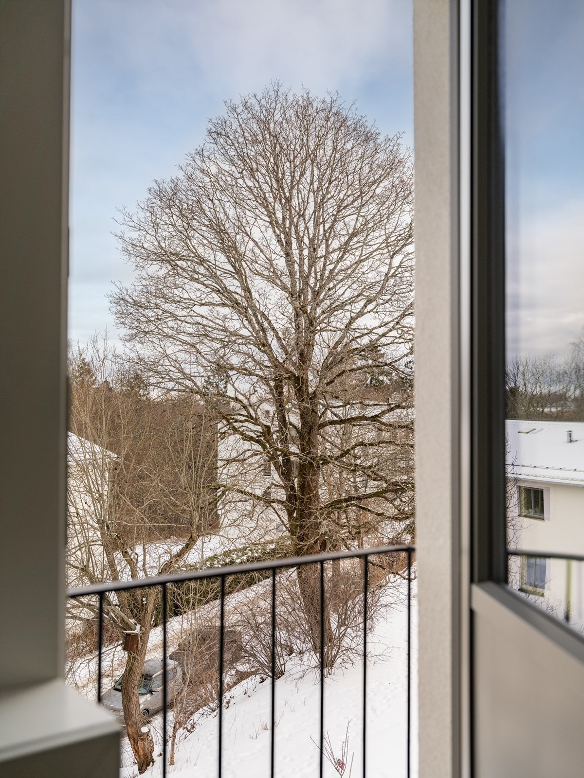 Fra stuen er det adkomst til boligens franske balkong med flott utsikt mot grøntområder Galleribilde