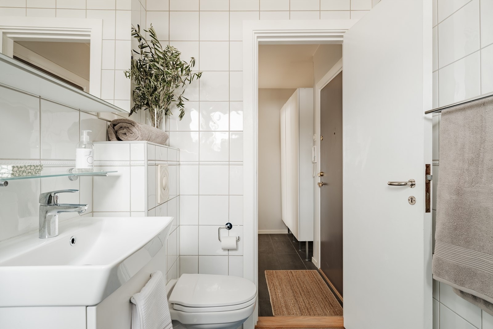 Flislagt baderom med opplegg for vaskemaskin Galleribilde