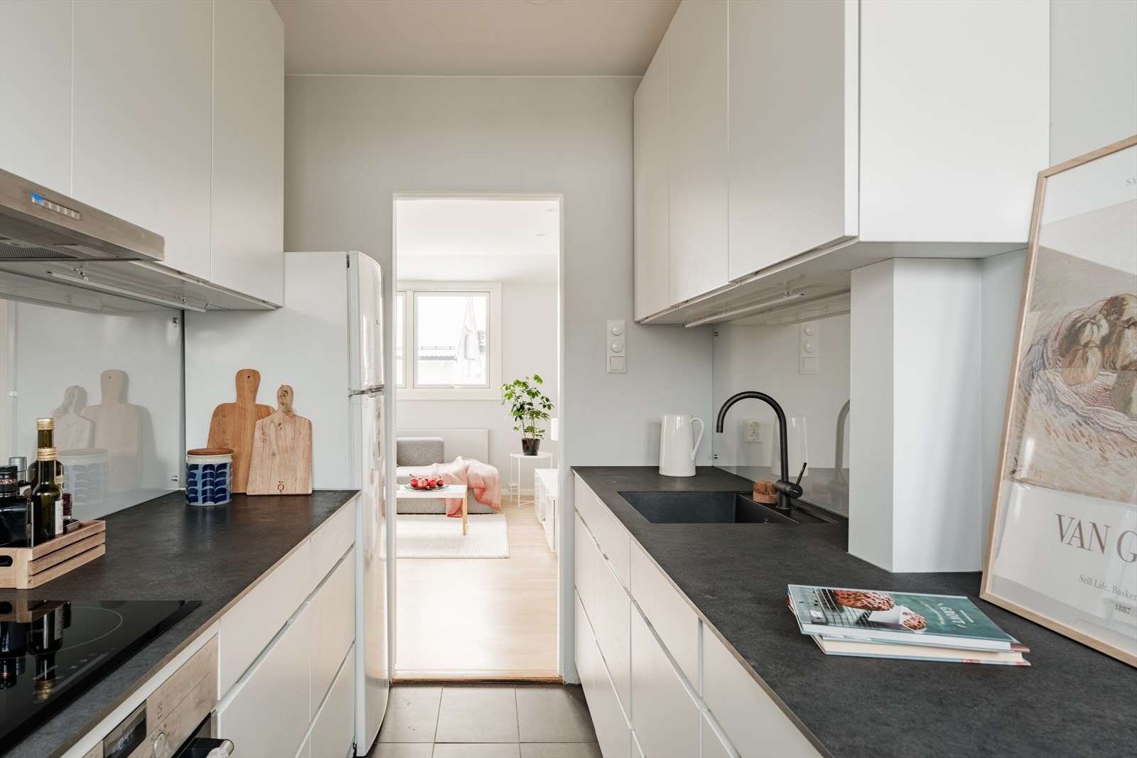 Det er gode oppbevaringsmuligheter i skap og skuffer Galleribilde