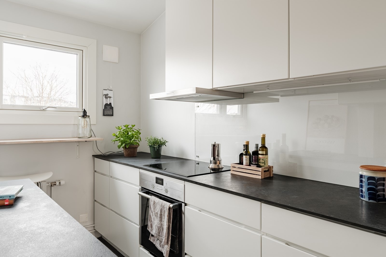 Det er rikelig med benkeplass til matlaging Galleribilde