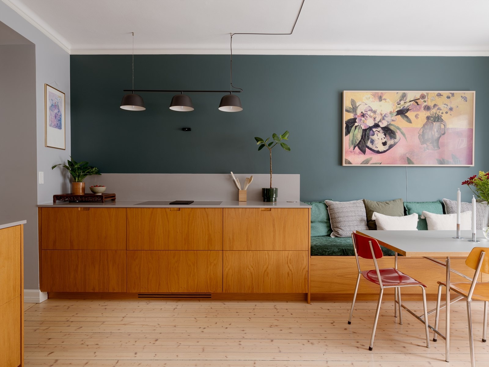 Kjøkkenet tar rommet med storm, skreddersydd i heltre eik (2020) med varme overflater og en løsning som føles designet for både hverdagsflyt og gjester. Galleribilde