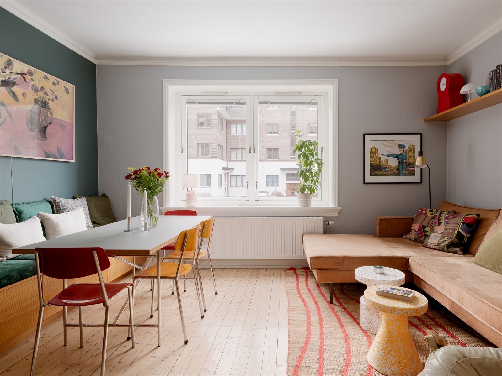 Leiligheten ble pusset opp i 2020 hvor blant annet kjøkkenet ble flyttet ut i stuen. Galleribilde