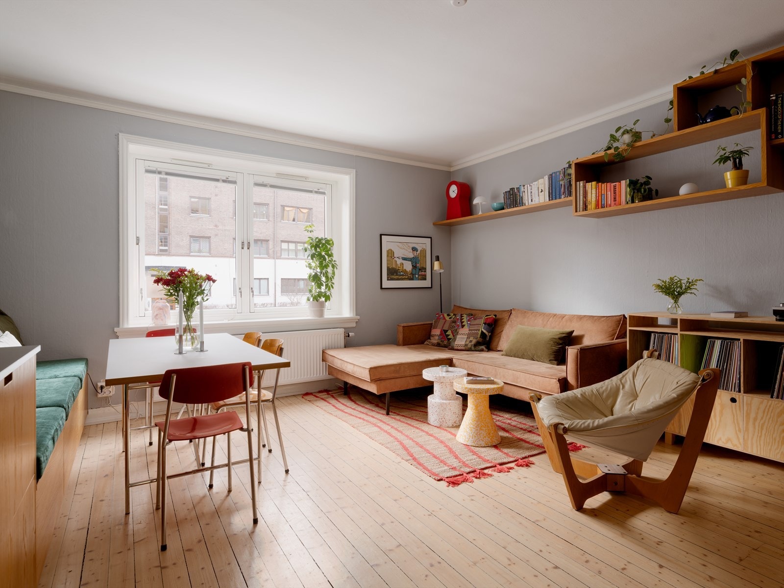 Dette er en lekker og unik leilighet med tregulv og spesialtegnede løsninger. Galleribilde