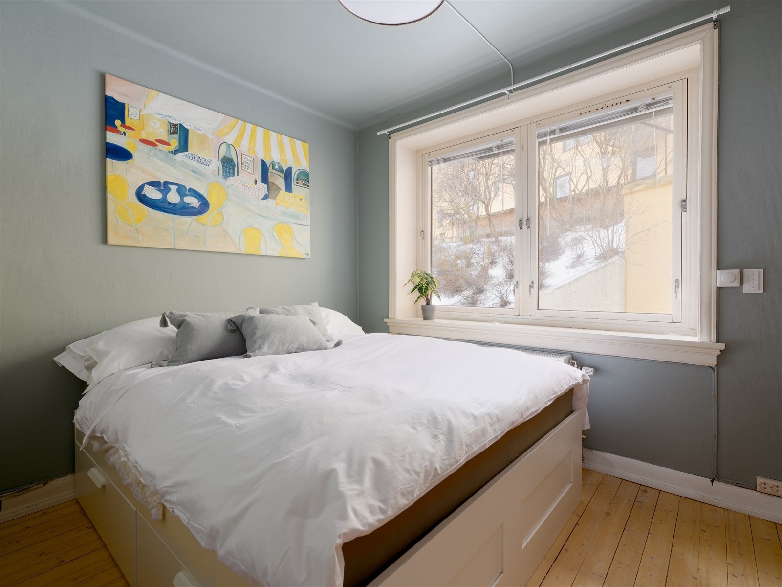 Leilighetens hovedsoverom er av god størrelse og får rikelig med naturlig lys. Galleribilde