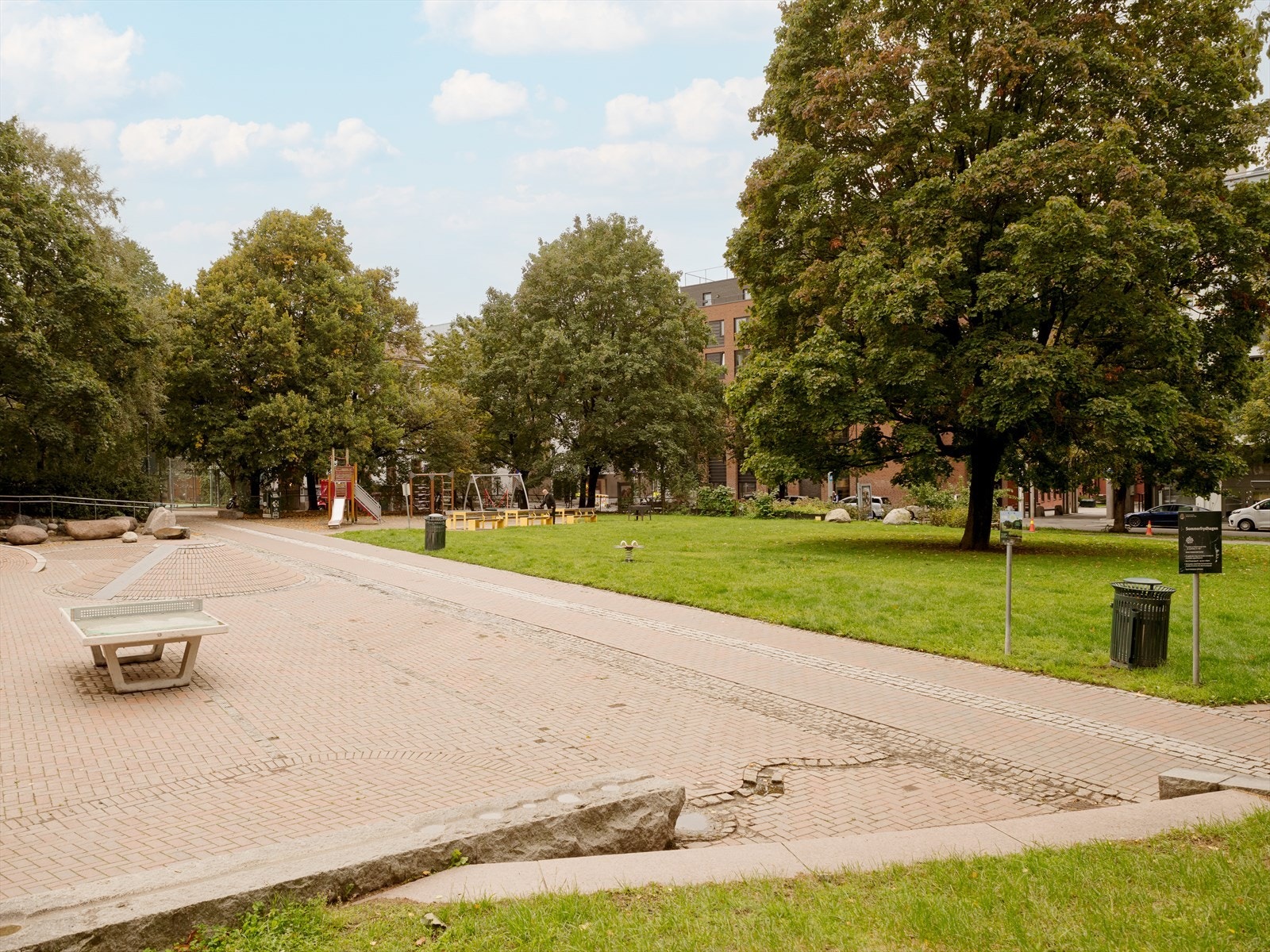 Fra leiligheten er det kort vei til Tøyen torg som har T-bane ,flere restauranter, kafeer, bibliotek og matbutikker. Galleribilde