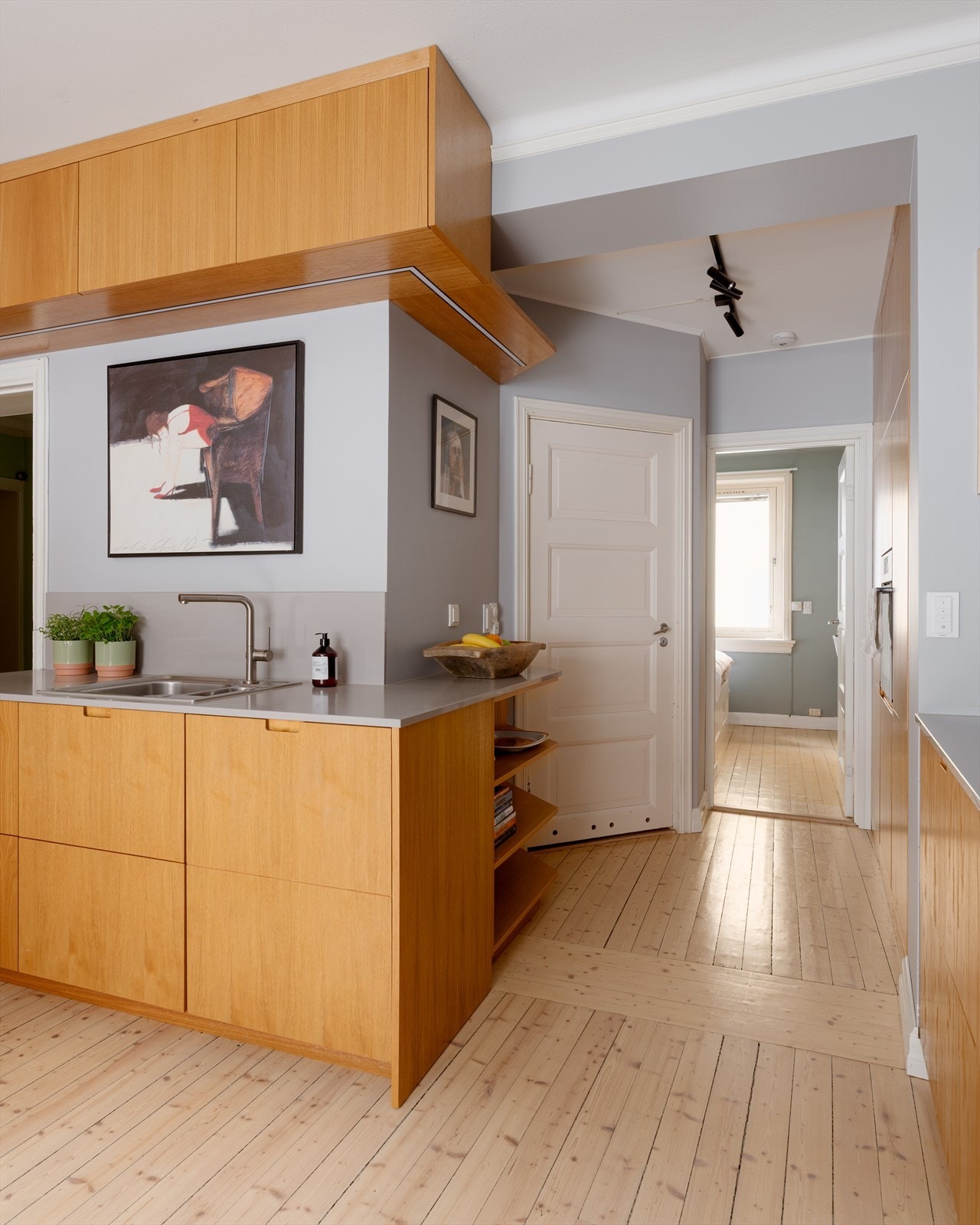 Flytten av kjøkkenet er fagmessig utført av Delilla / CKI (2020), og overflateoppgraderingen med maling (2024) sørger for at materialene og fargene står skarpt. Galleribilde