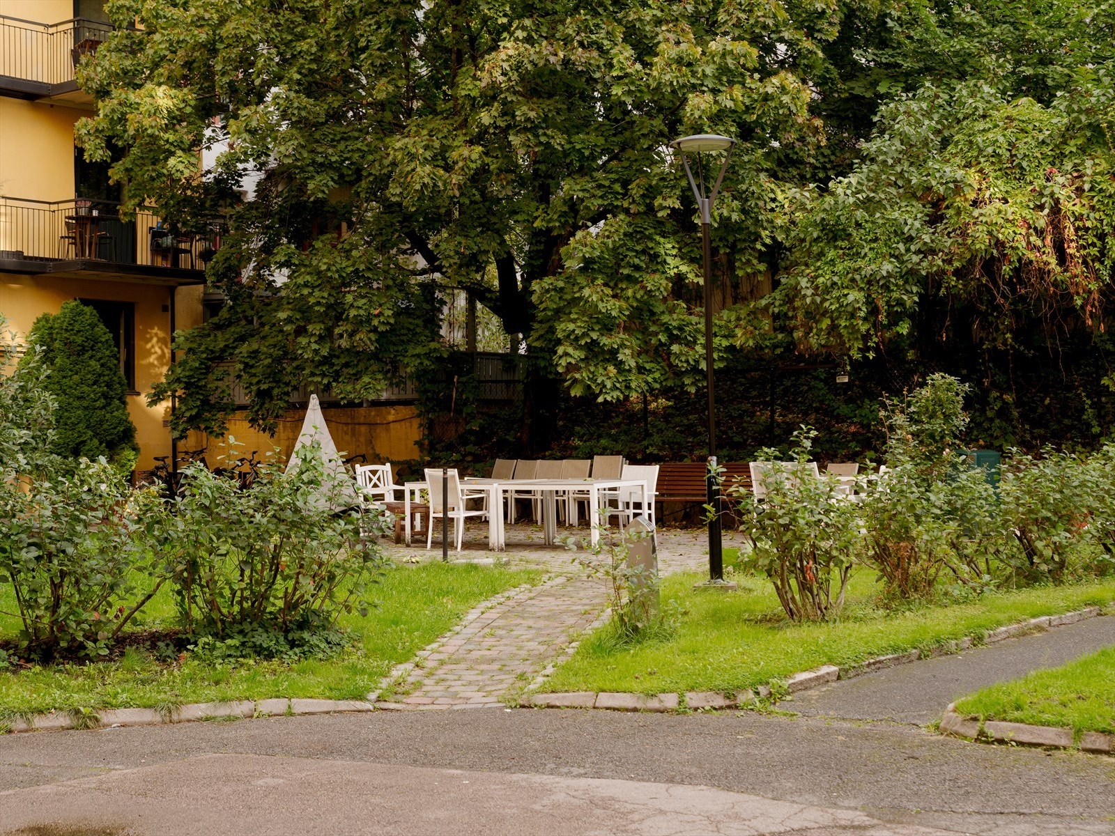 En fantastisk bakgård - opparbeidet med sittegrupper og beplantning. Galleribilde