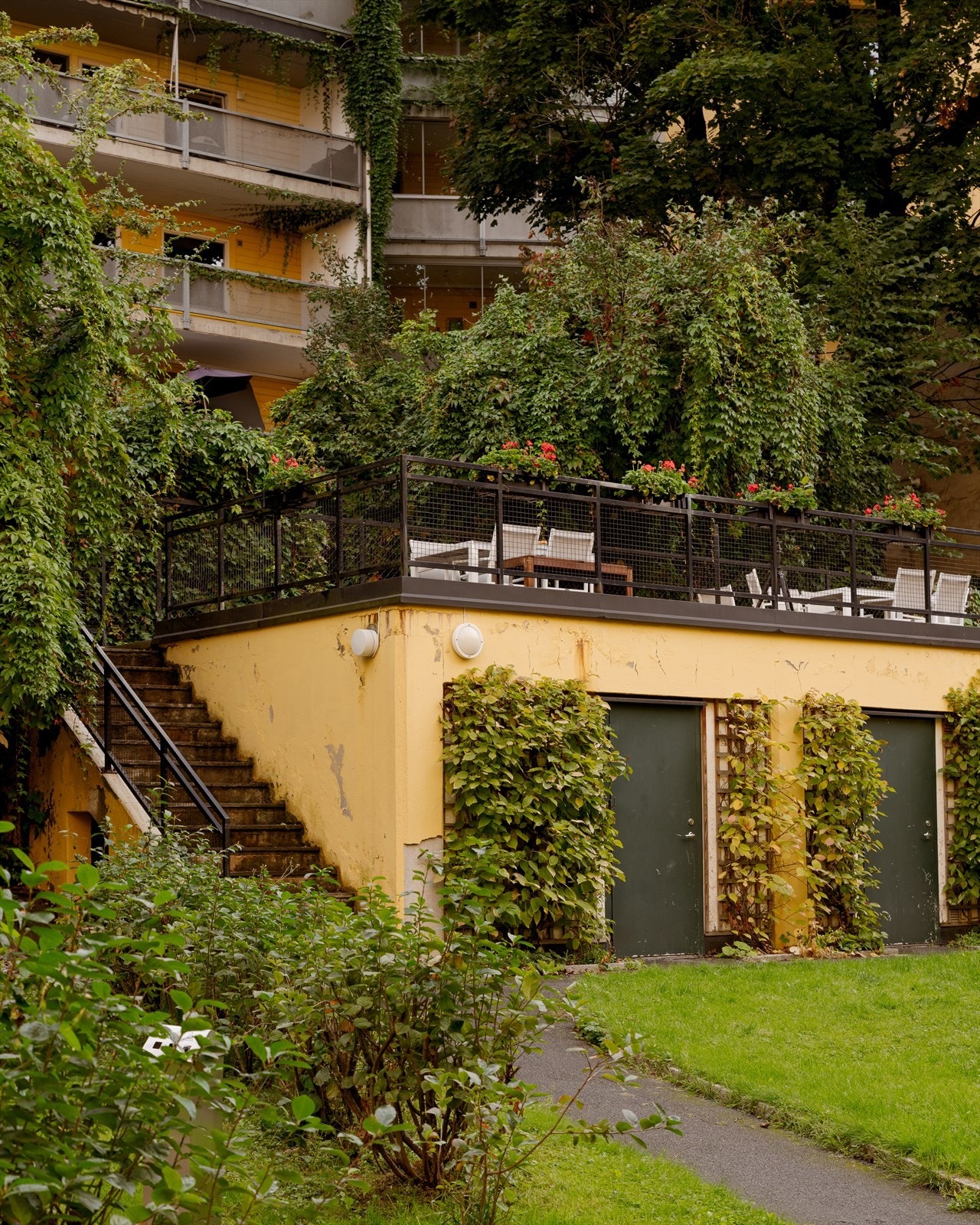 Bakgården. Galleribilde