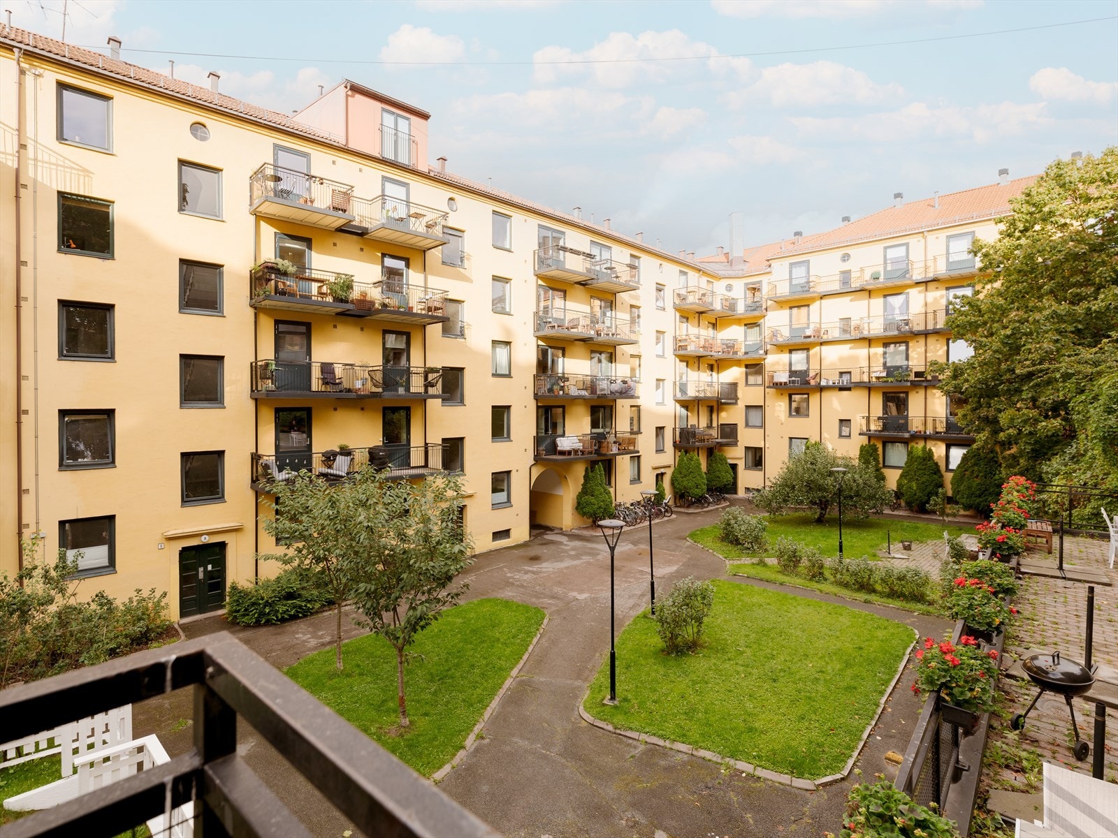 Aksjelaget er kjent for sin flotte bakgård! Bakgården er opparbeidet med grøntområder, flere sittegrupper, lekeplass, sykkelparkering mm til glede for alle beboerne. Galleribilde