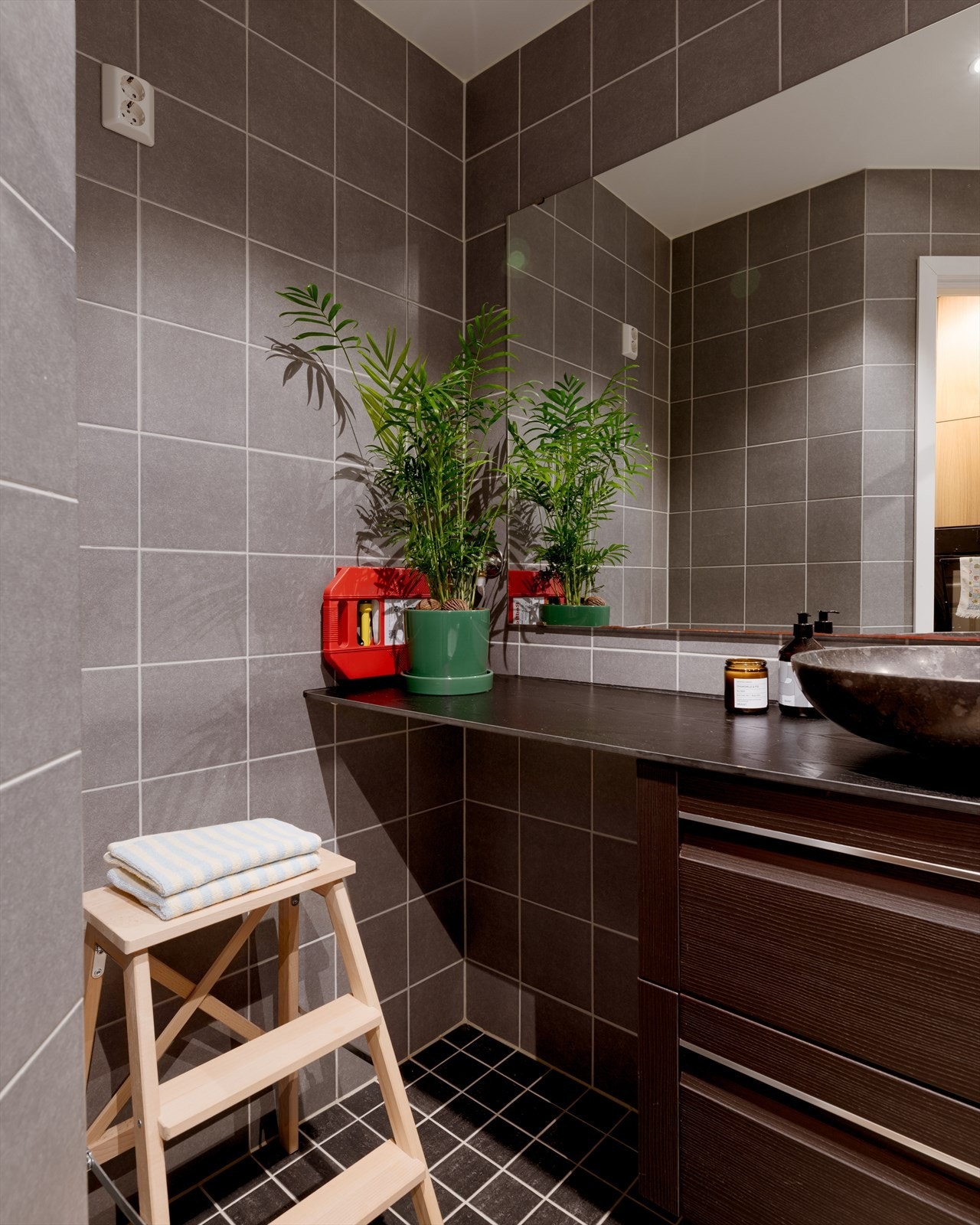 Det er praktisk tilrettelagt for vaskemaskin under servant. Galleribilde