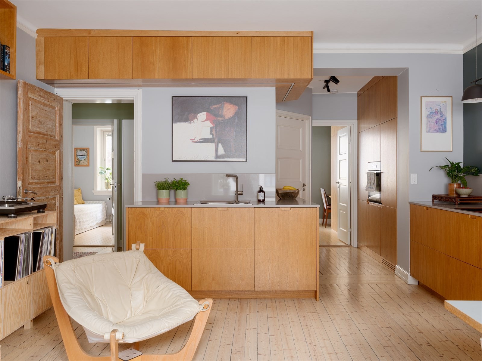 Kjøkkenet står i stil med boligens kreative og karaktersterke løsninger med gjennomgående stil på tvers av oppholdsrommene. Galleribilde