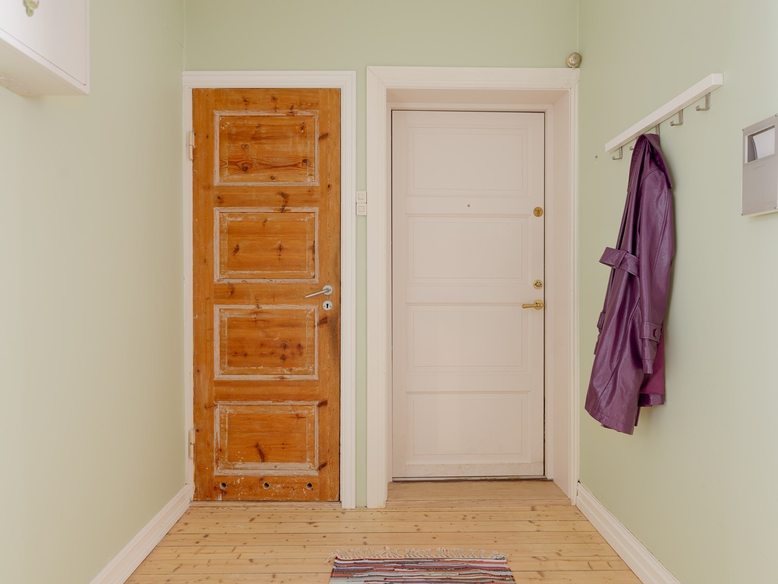 Entréen er romslig og gir direkte tilgang til toalettrom. Galleribilde