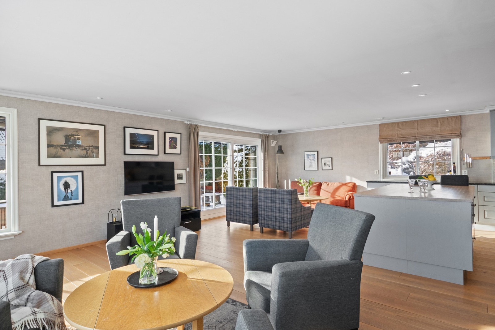 Veggene er holdt i en dus og delikat gråtone. Galleribilde