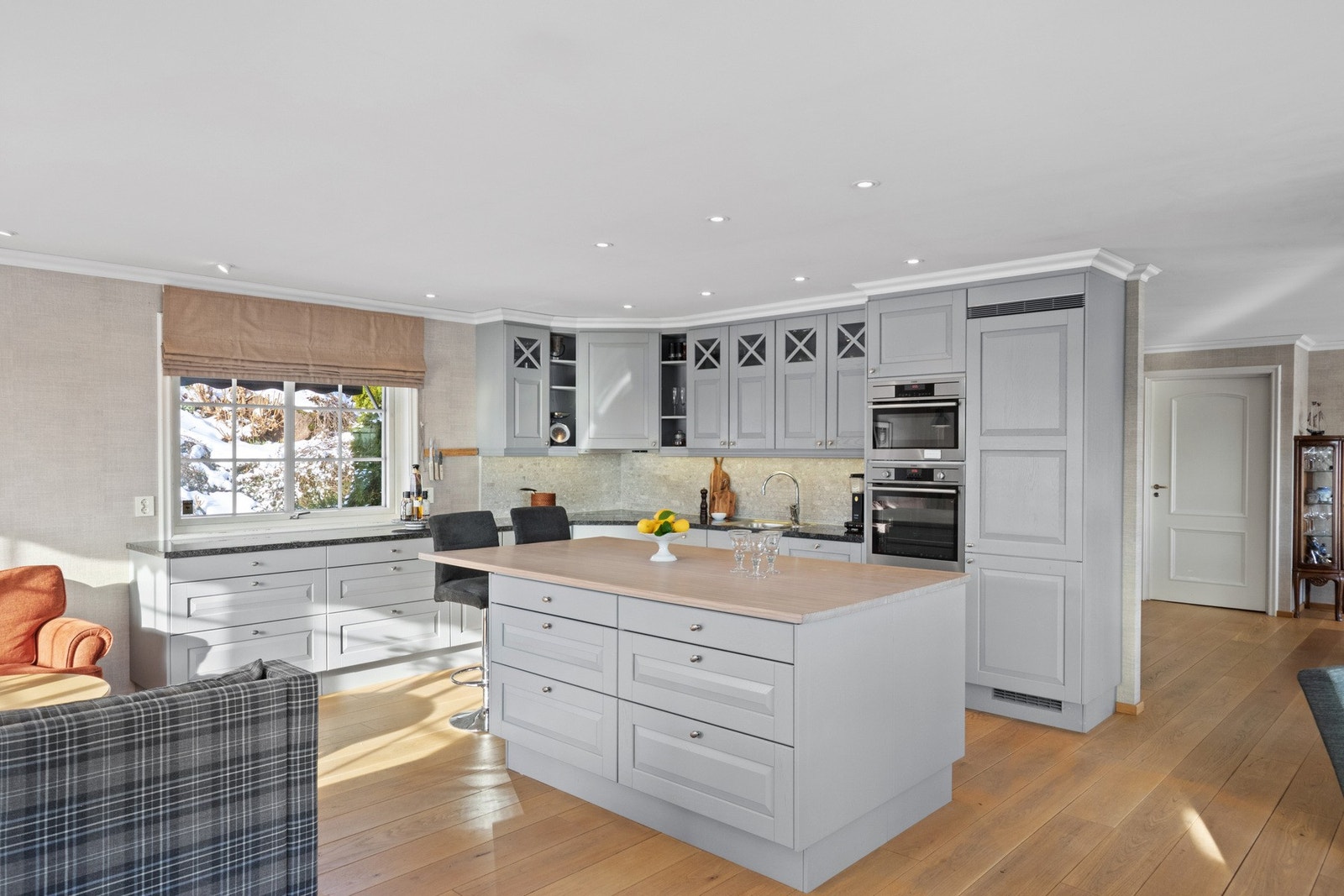 Innredningen ble levert av Sigdal i 2014 og har grå, profilerte fronter med innslag av glass samt nedfelt oppvaskkum. Galleribilde