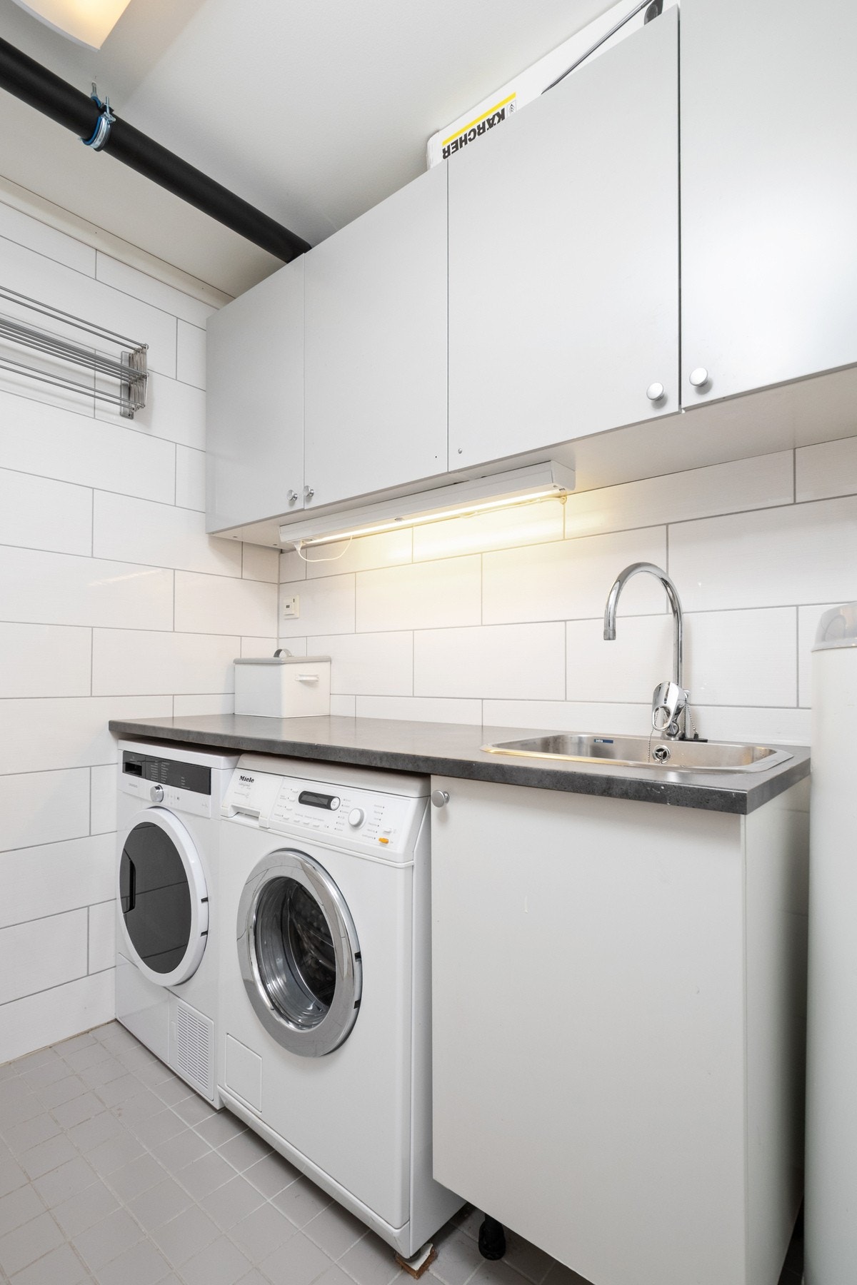 Vaskerommet ble pusset opp i 2013 og fremstår funksjonelt og praktisk innredet med hvite veggfliser og lysegrå gulvfliser. Det er varmekabler i gulvet. Galleribilde
