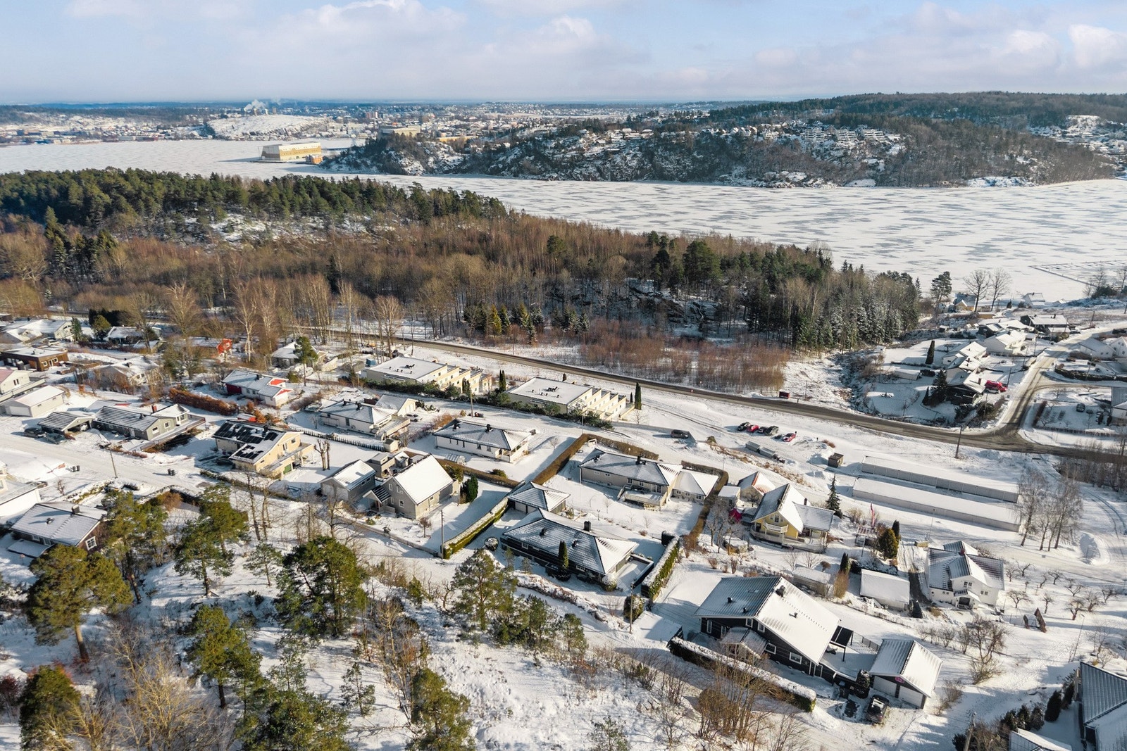 I området er det også båtplasser ved Rakkevik småbåthavn og et variert turterreng, blant annet med oppmerket kyststi langs fjorden. Galleribilde