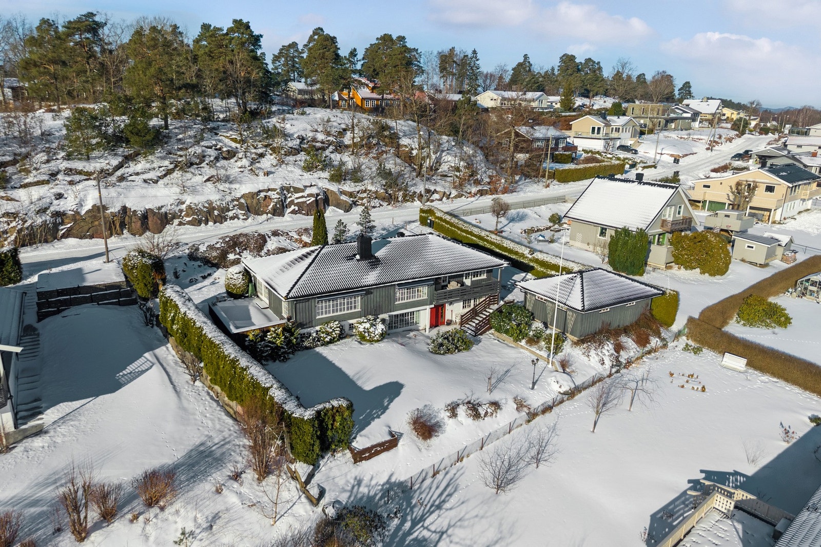 Eiendommen har en meget attraktiv beliggenhet sentralt på Vear, i et stille og rolig område. Galleribilde