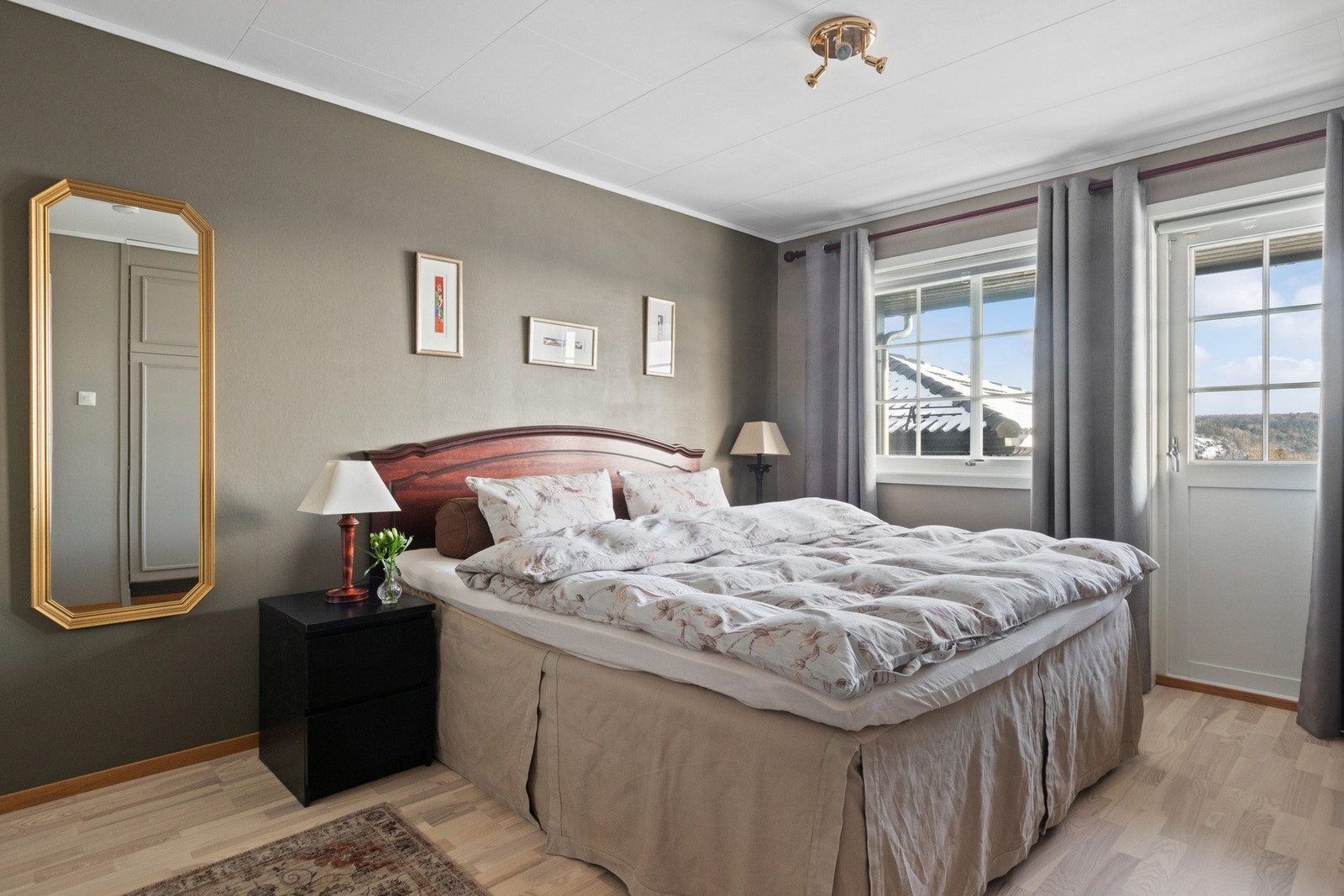 Hovedsoverommet i 1. etasje har privat bad og utgang til egen balkong. Galleribilde