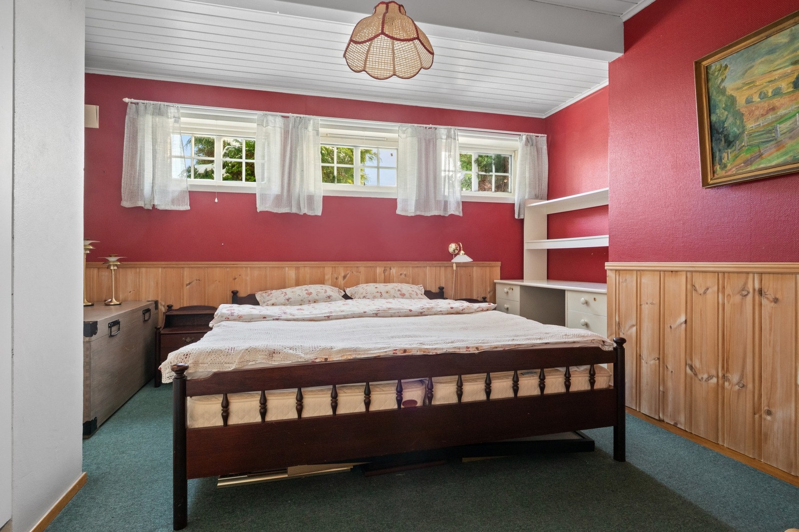 I 1989 ble hele hovedplanet bygget om med universell utforming tilrettelagt for rullestolbruker, samtidig som underetasjen ble omdisponert for å gi plass til flere soverom. Galleribilde