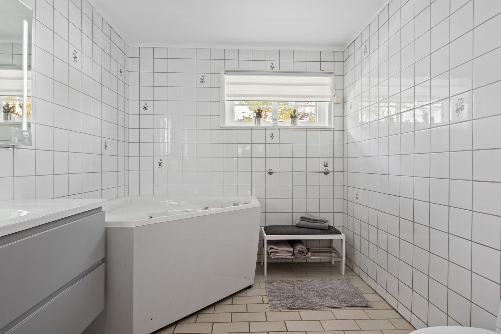 Hovedbadet i 1. etasje ble oppgradert i 2020 med nytt boblebadekar og ny baderomsinnredning. Galleribilde