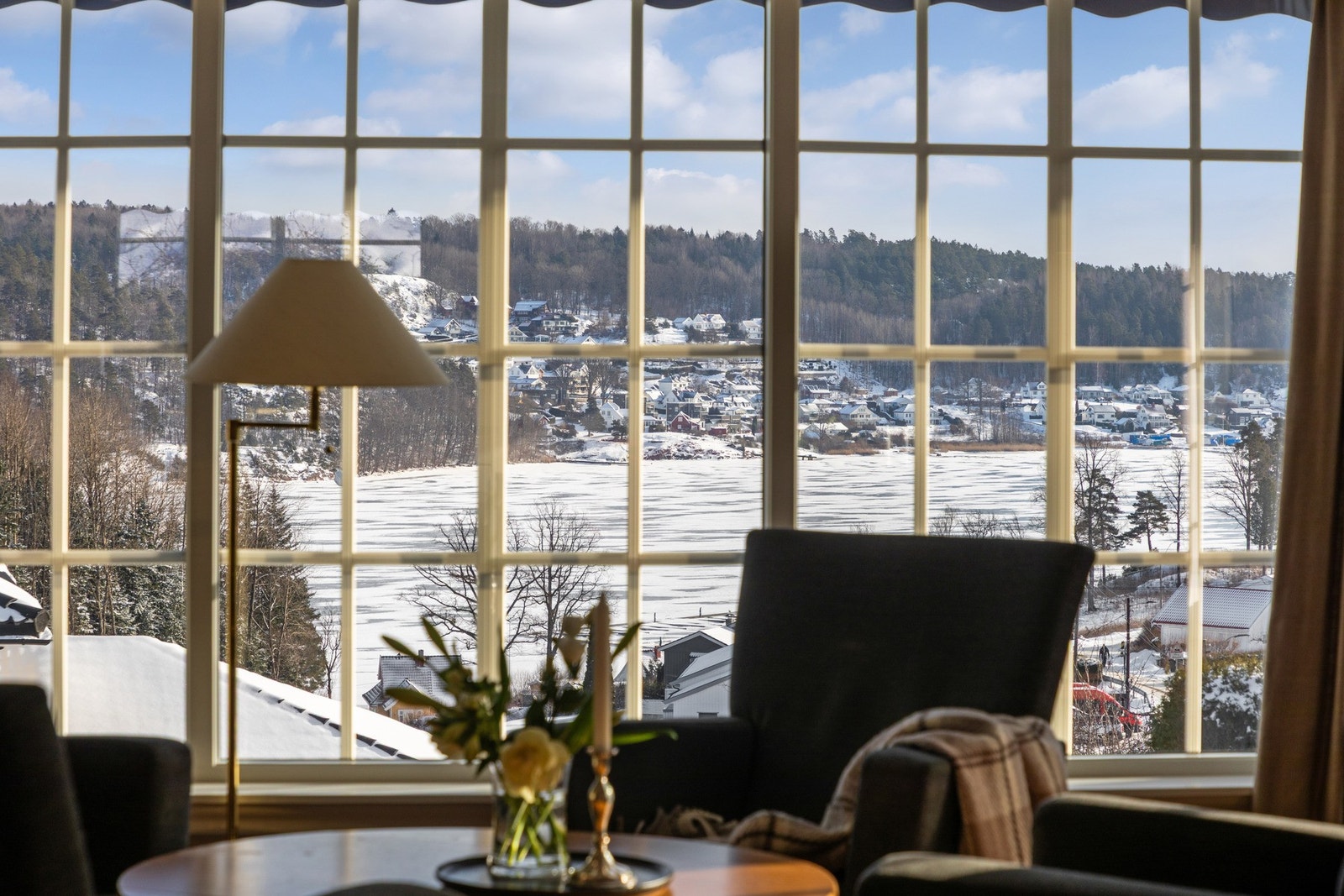 Store vindusflater på tre sider gir rikelig med dagslys og flotte utsiktsforhold. Galleribilde