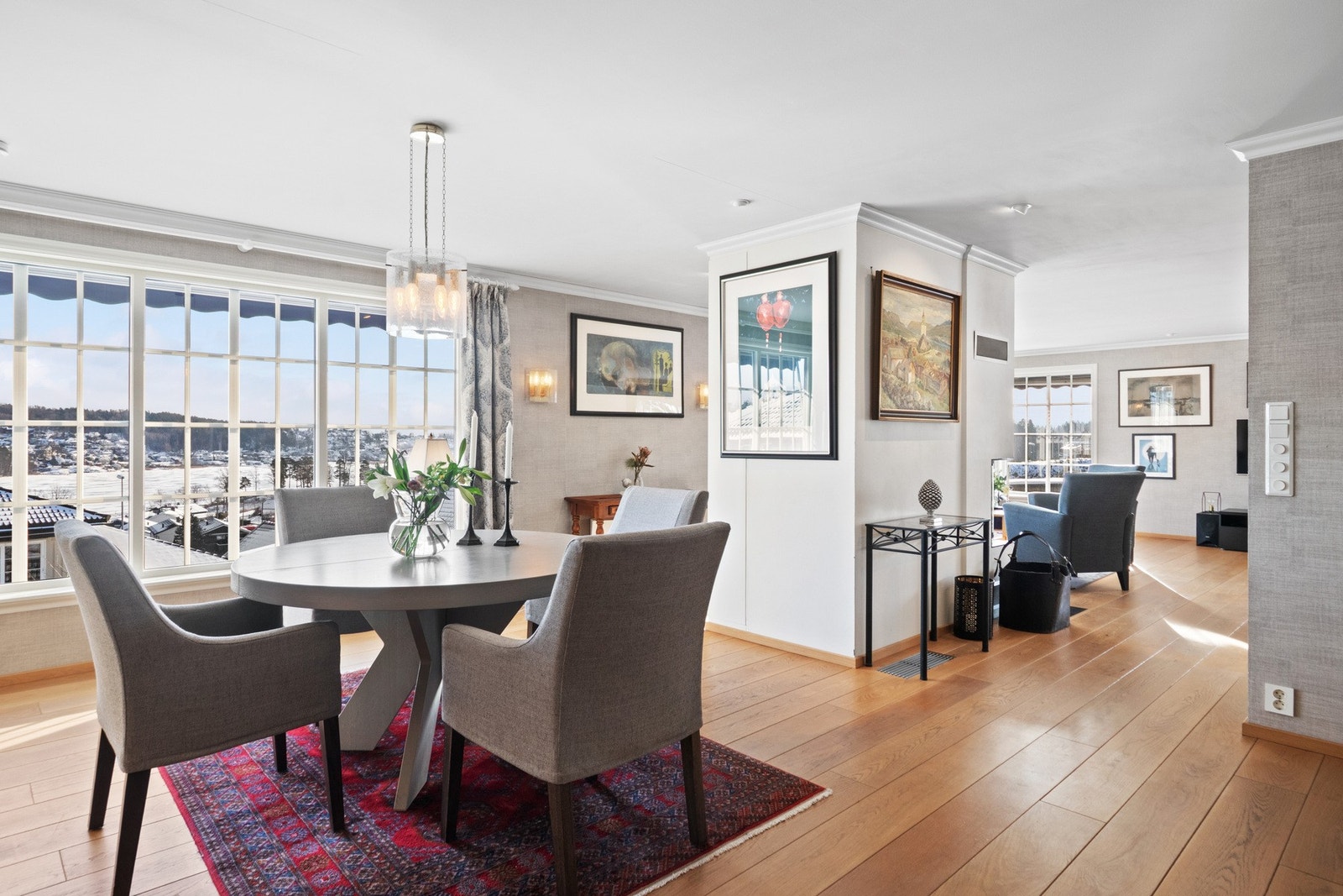 I boligens 1. etasje finner du to pene, tilstøtende stuer i direkte tilknytning til hverandre. Galleribilde