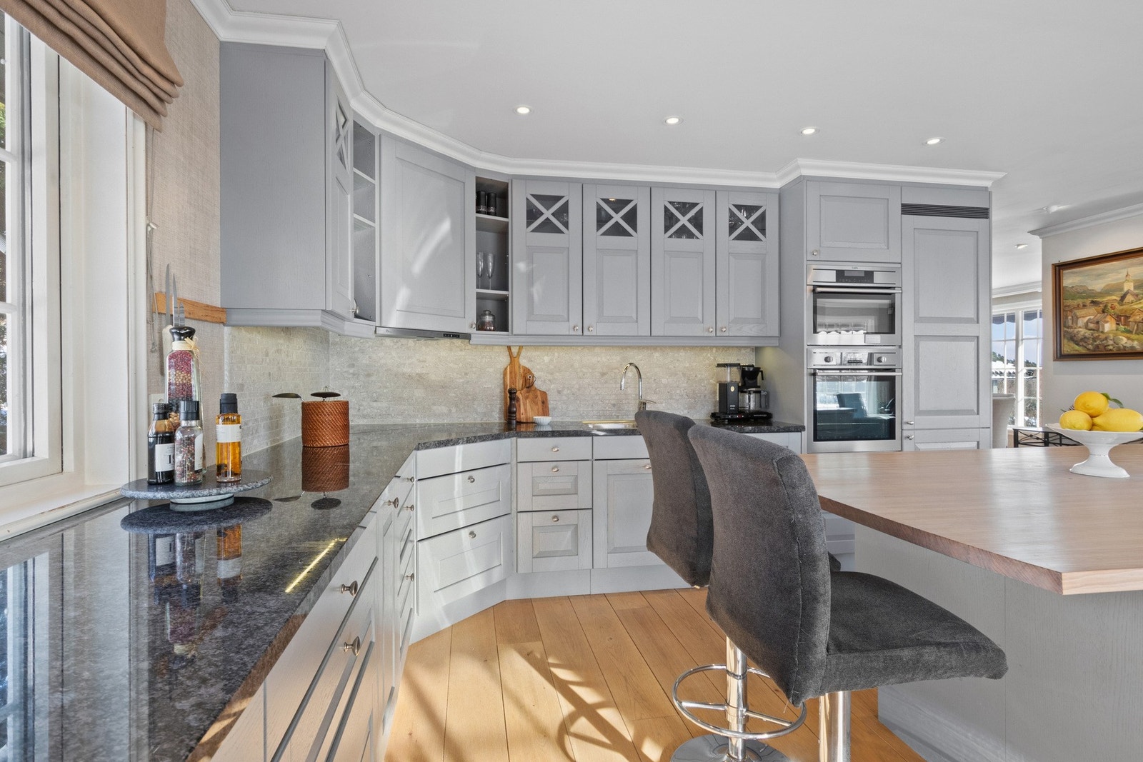 Benkeplatene er en kombinasjon av stein og heltre - en stilren og slitesterk løsning. Galleribilde