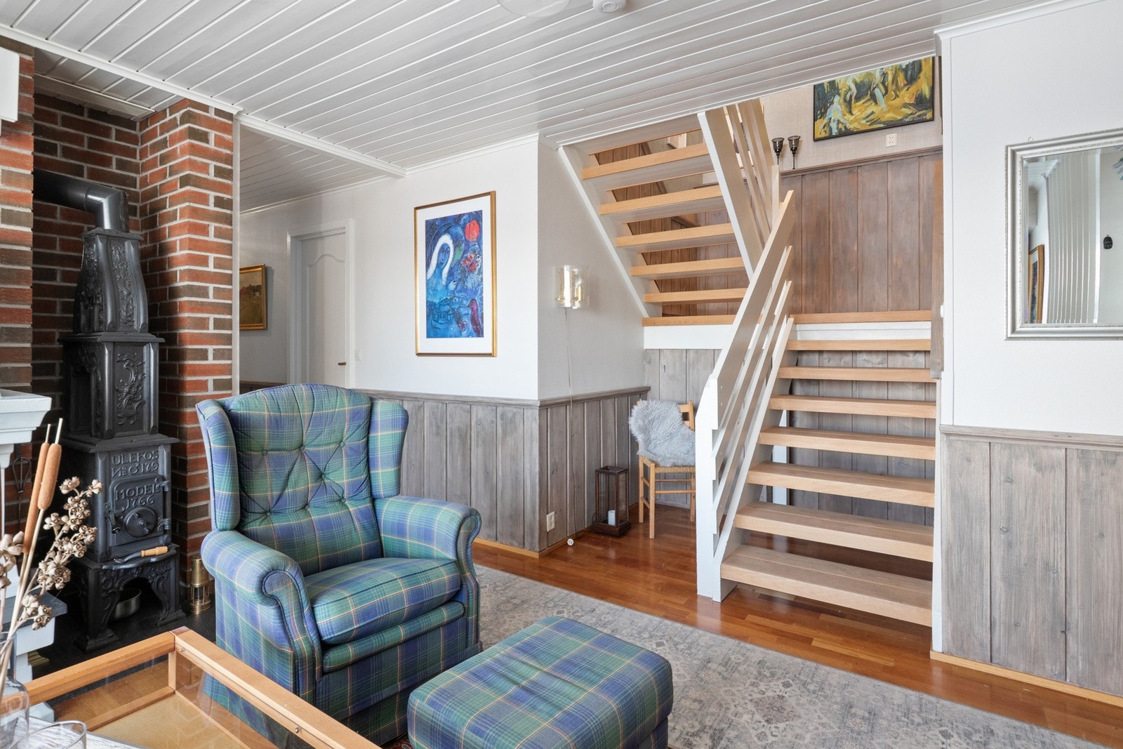 I underetasjen er det en innbydende kjellerstue, et kjærkomment og fleksibelt oppholdsrom for hele familien. Galleribilde