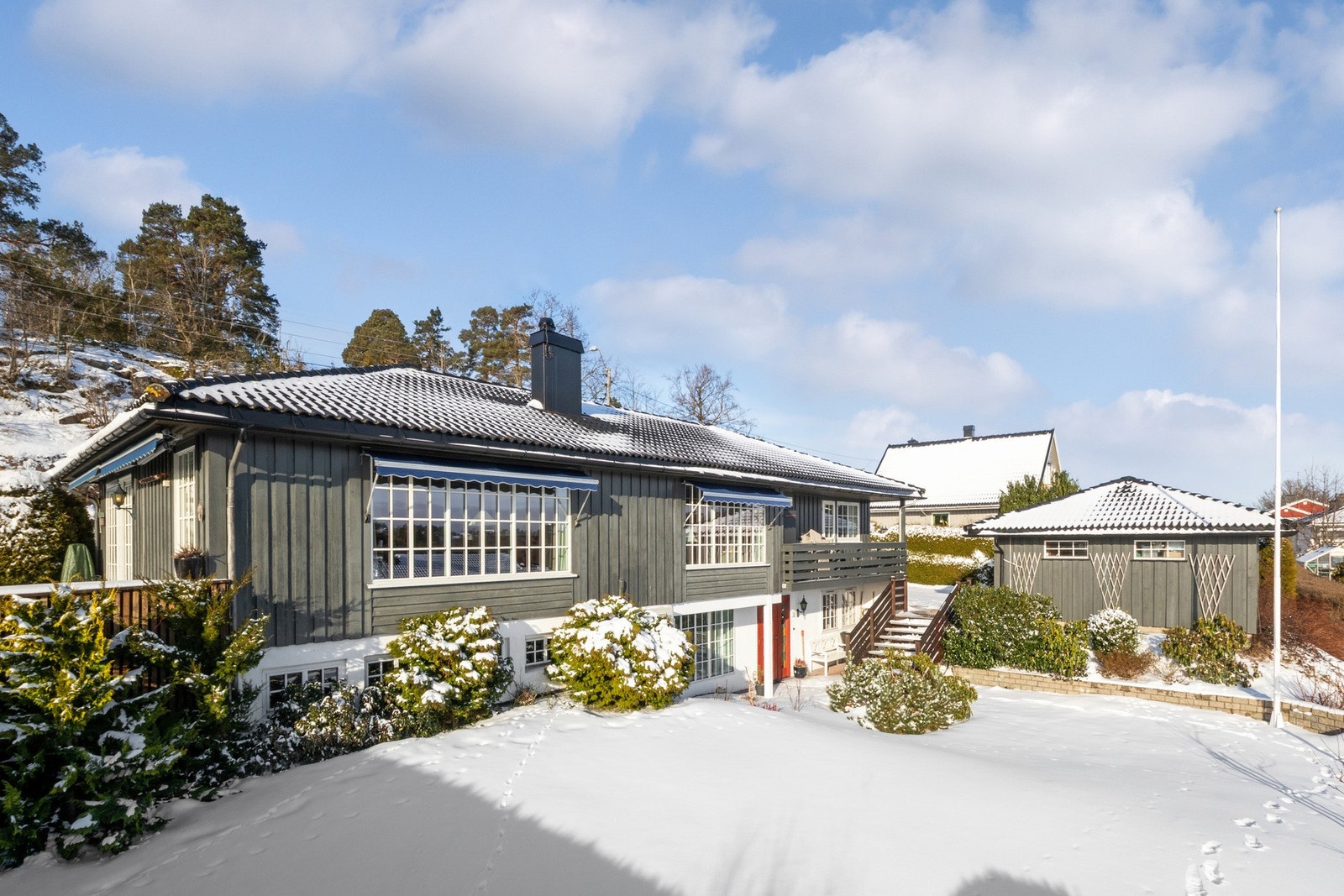 Blåkollveien 24 er en stor, velholdt og innholdsrik enebolig over to plan med attraktiv og familievennlig beliggenhet. Galleribilde