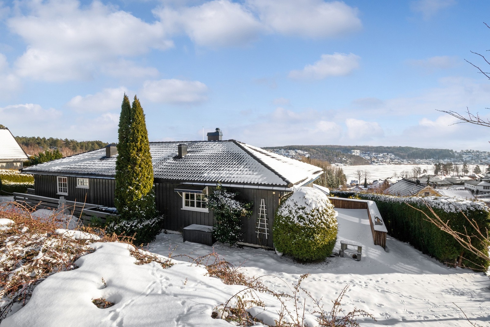Eiendommen ligger høyt og fritt med nydelig utsikt over Vestfjorden og livlig båtliv i sommermånedene. Galleribilde