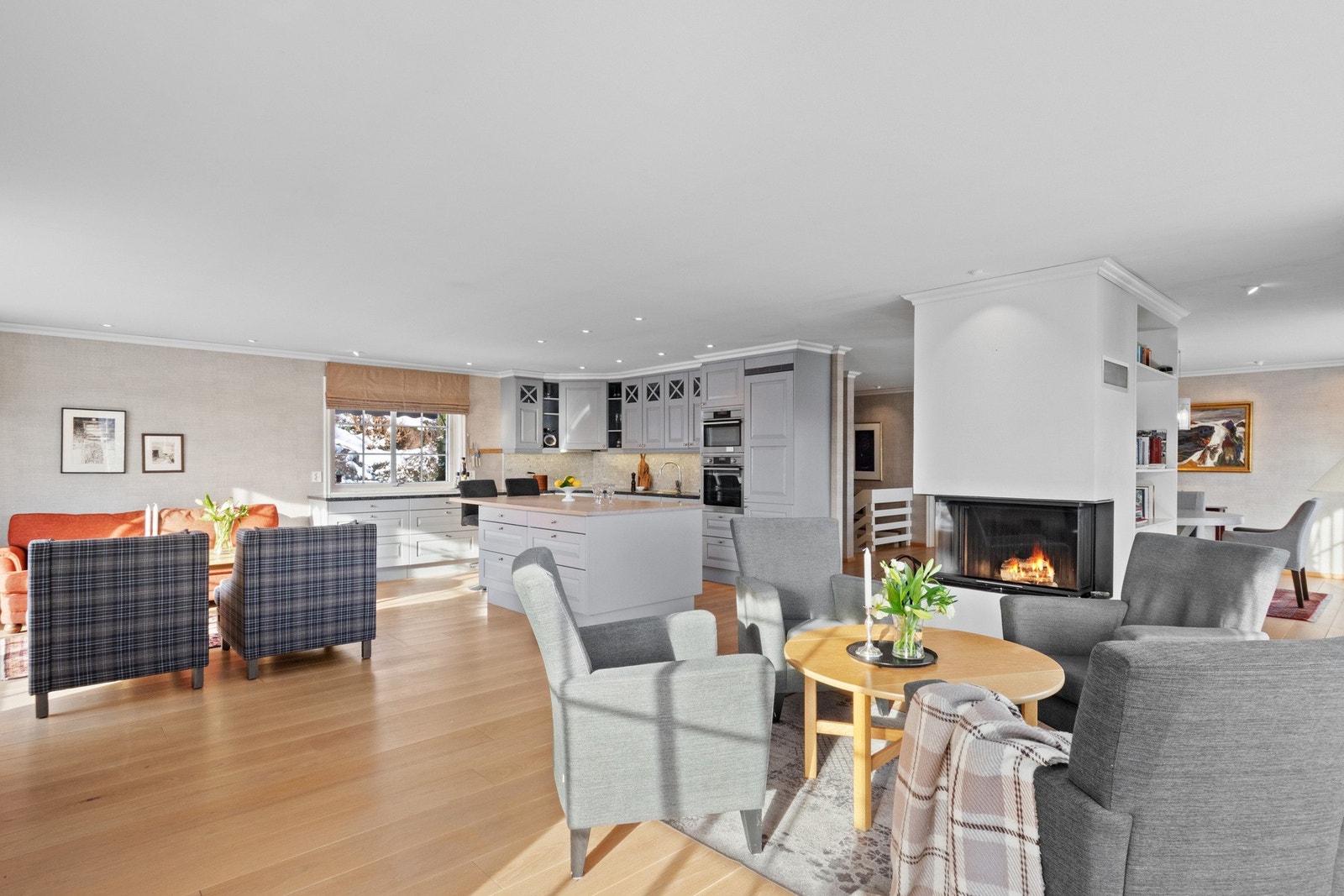 Peisen er av typen Brunner, kjent for høy kvalitet og gode varmeegenskaper. Ildstedet tilfører både varme og stemning. Galleribilde