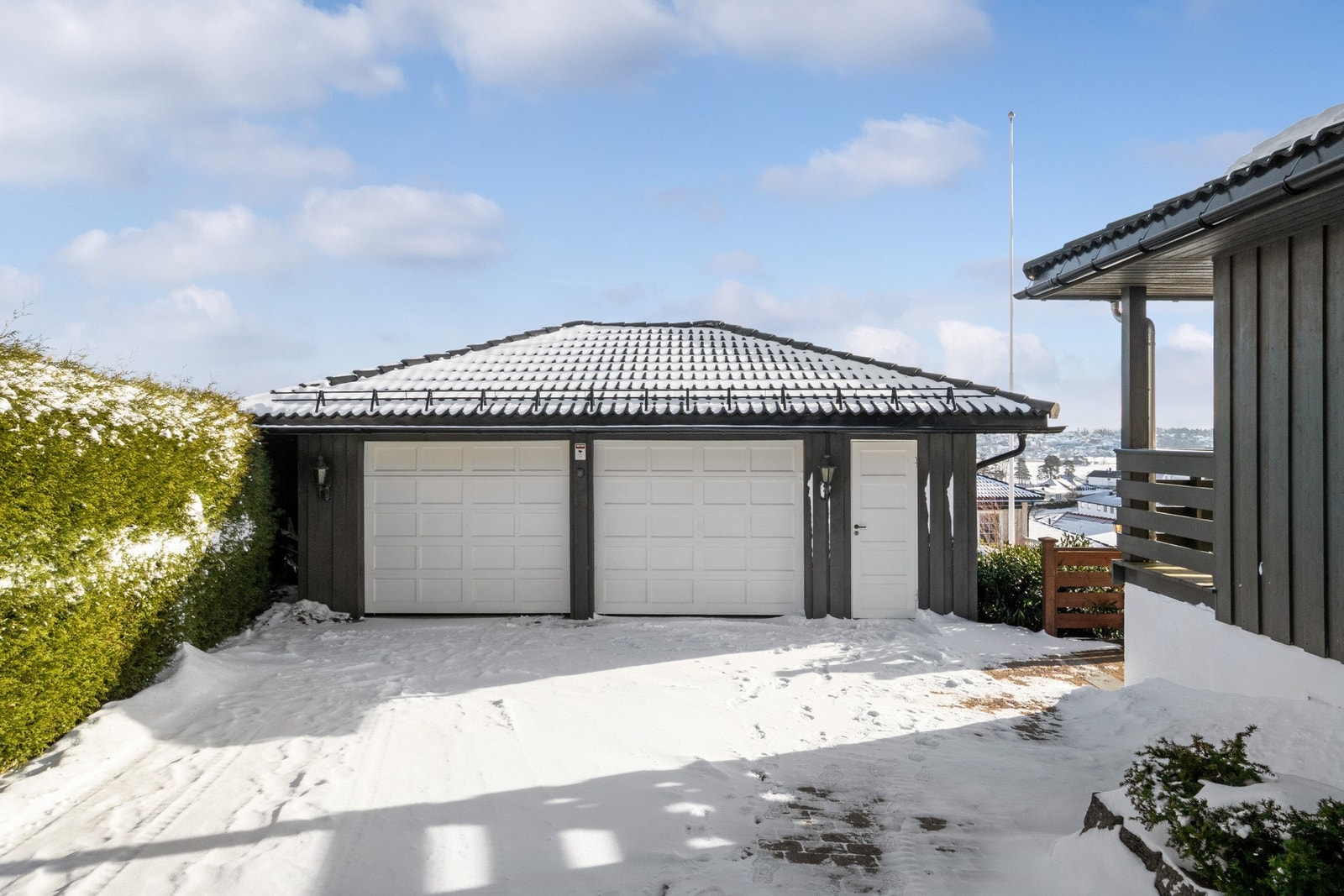 Eiendommen har en frittstående dobbelgarasje på ca. 40 kvm, utstyrt med elektriske portåpnere og ladepunkt for elbil. Galleribilde