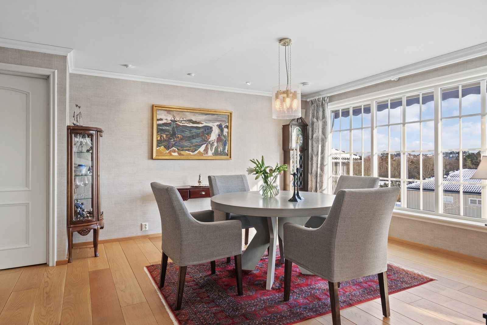 Dagslyset suppleres av downlights i taket, og et lekkert 1-stavs parkettgulv. Galleribilde