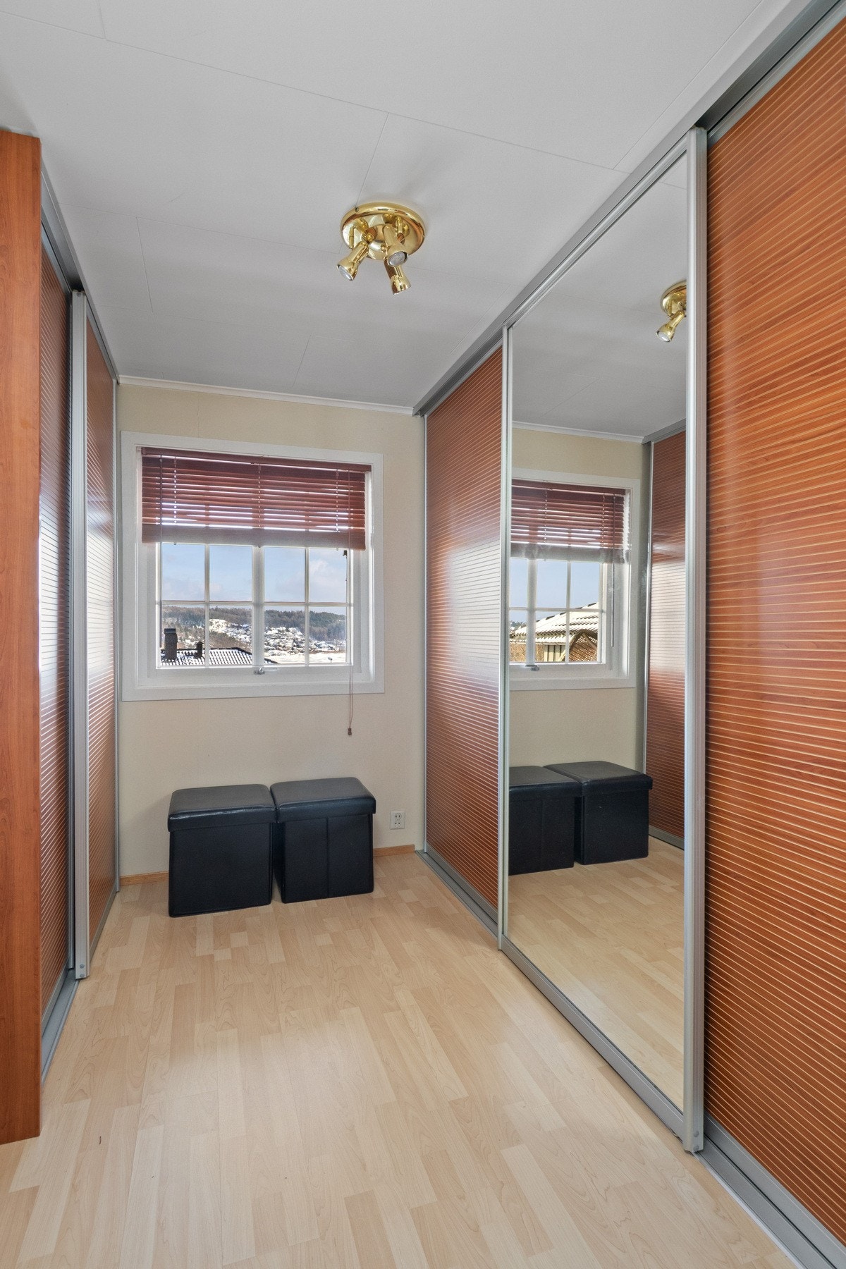 I gangen utenfor finner du et romslig walk-in closet med store, plassbygde skyvedørsgarderober fra gulv til tak. Galleribilde