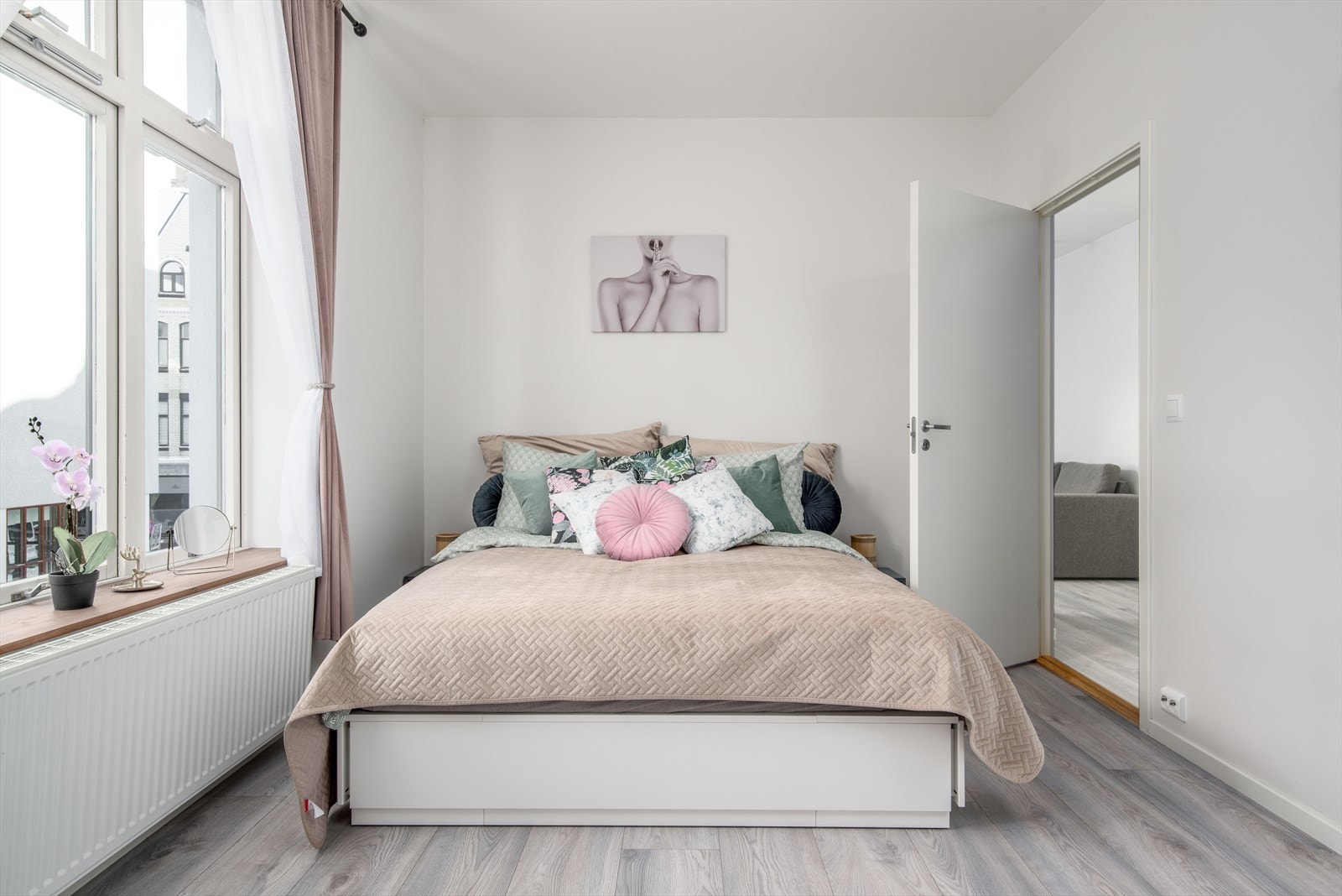 Soverom med romslig skyvedørsgarderobe Galleribilde