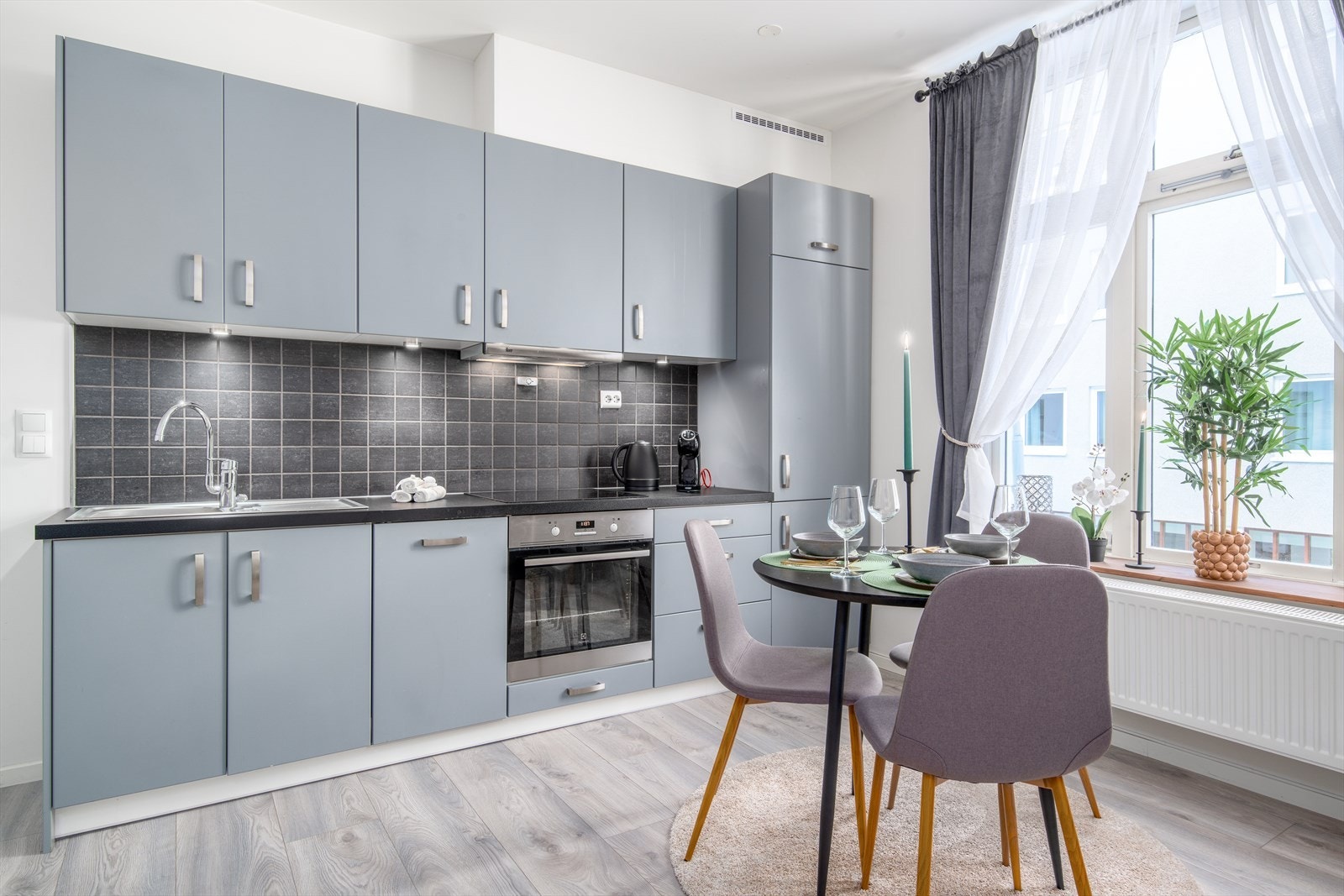 Pent og moderne kjøkken med integrerte hvitevarer Galleribilde