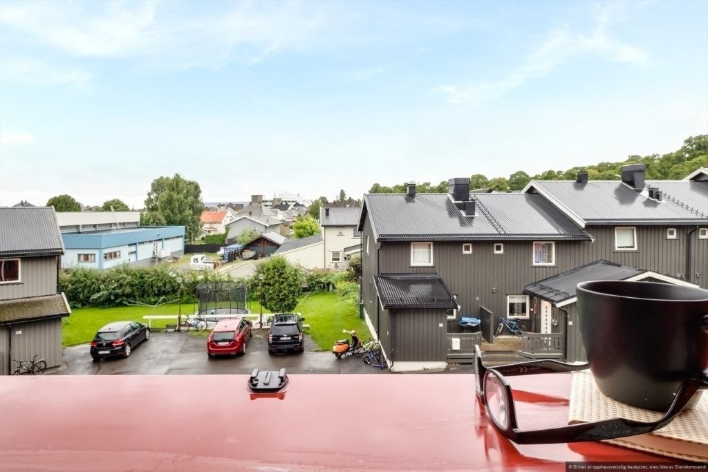 Fra balkongen er det utsyn over nærområdet, med gangavstand til Ankerskogen friluftsområde. Galleribilde